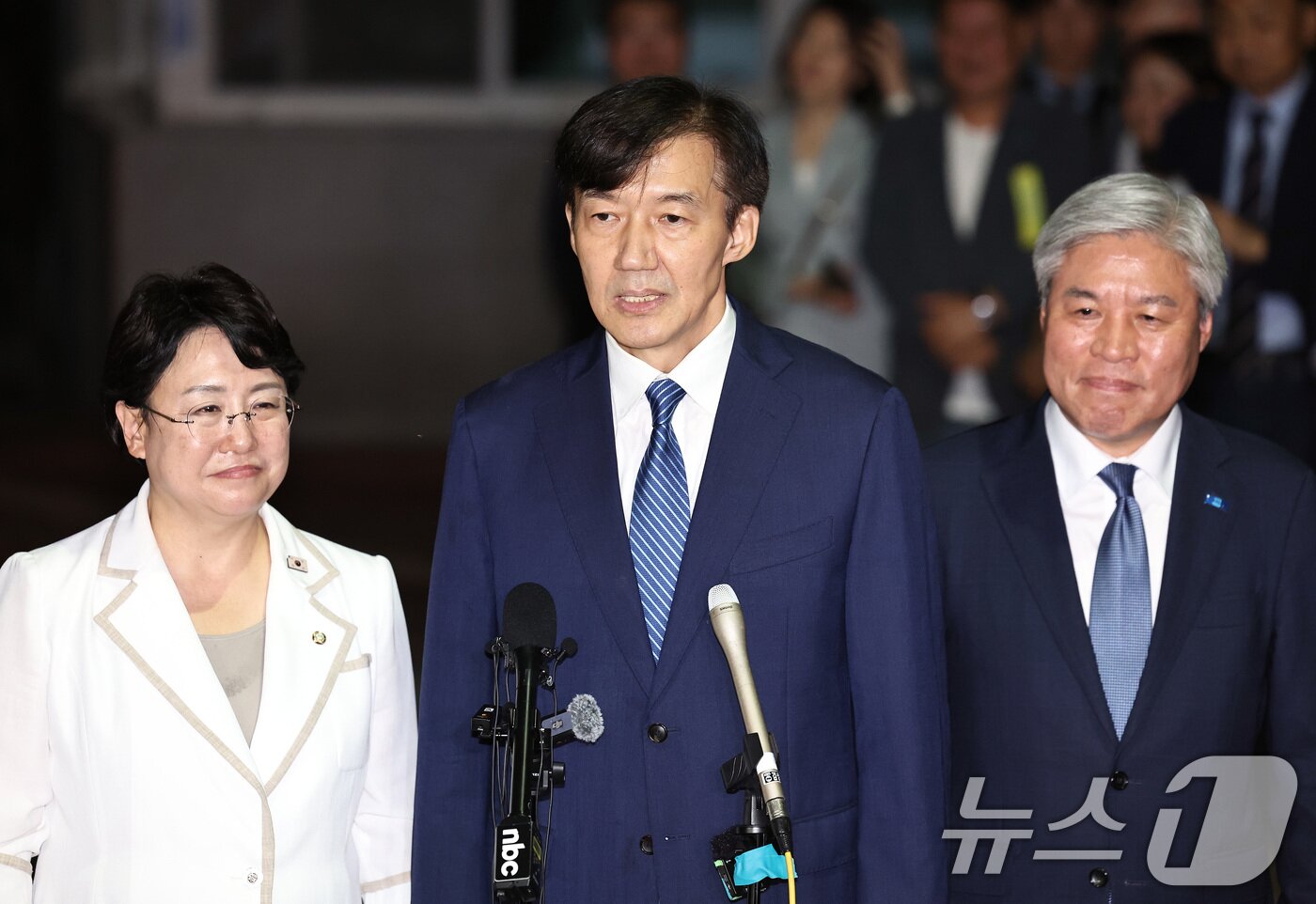 본문 이미지 - 이재명 정부 첫 특별사면·복권 대상에 오른 조국 전 조국혁신당 대표가 15일 새벽 구로구 서울남부구치소를 나서며 소회를 밝히고 있다. 2025.8.15/뉴스1 ⓒ News1 구윤성 기자