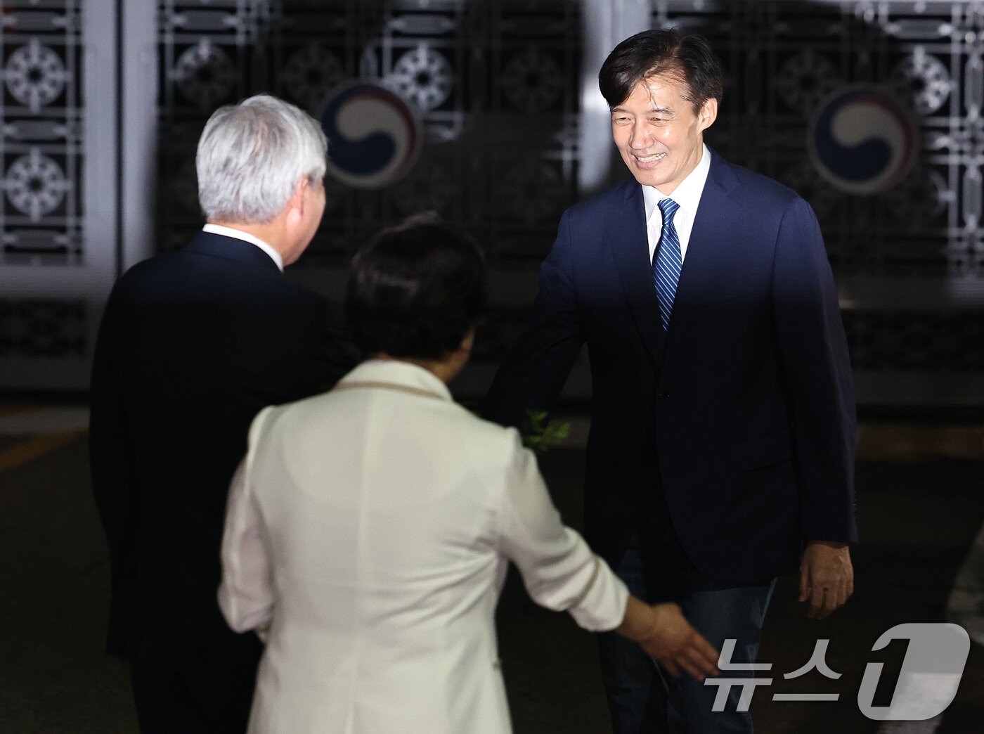 본문 이미지 - 이재명 정부 첫 특별사면·복권 대상에 오른 조국 전 조국혁신당 대표가 15일 새벽 구로구 서울남부구치소를 나서며 김선민 대표 권한대행, 서왕진 원내대표와 인사하고 있다. 2025.8.15/뉴스1 ⓒ News1 구윤성 기자