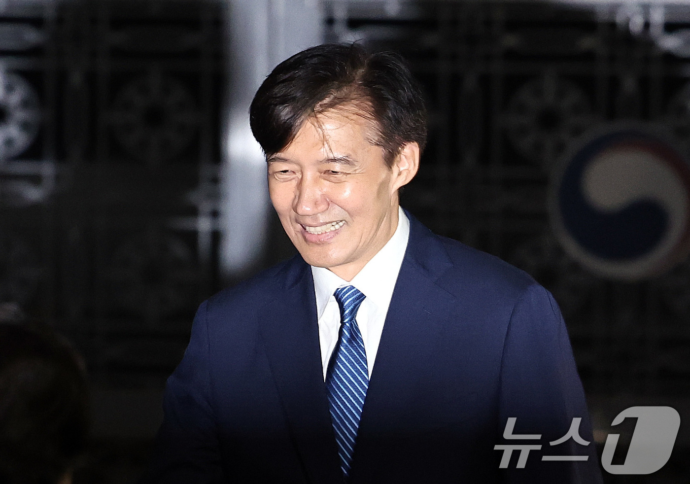 (서울=뉴스1) 구윤성 기자 = 이재명 정부 첫 특별사면·복권 대상에 오른 조국 전 조국혁신당 대표가 15일 새벽 구로구 서울남부구치소를 나서고 있다. 2025.8.15/뉴스1