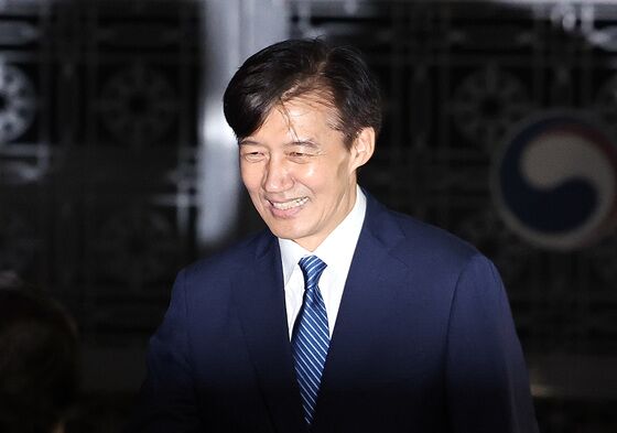 조국 사면 찬성 43% 반대 48%…출소 曺 "검찰독재 종식 상징" [갤럽]