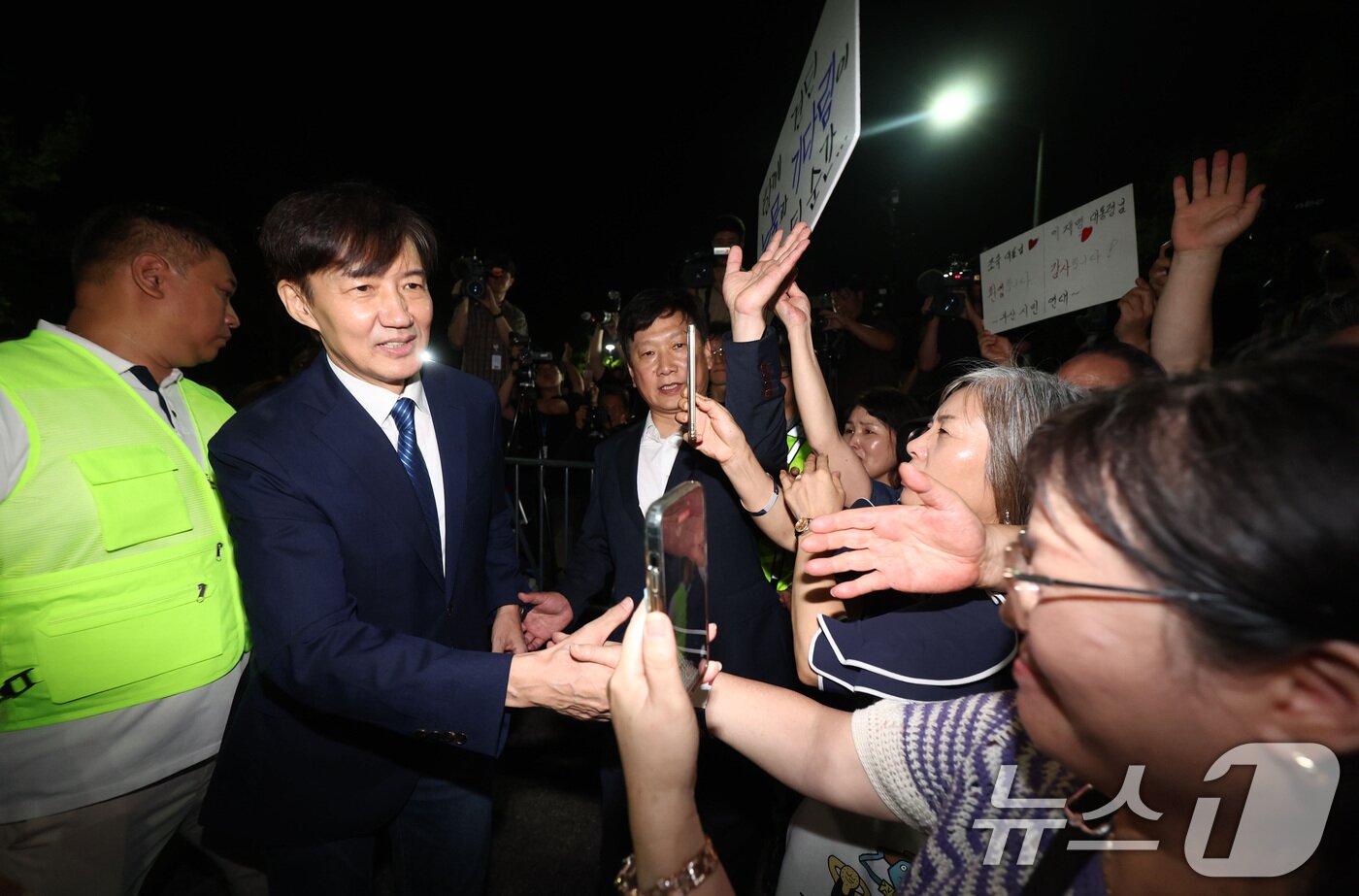 본문 이미지 - 조국혁신당 조국 전 대표가 15일 서울 구로구 남부교도소에서 광복절 특별사면·복권 조치로 출소하며 지지자들과 인사하고 있다. &#40;공동취재&#41; 2025.8.15/뉴스1 ⓒ News1 구윤성 기자
