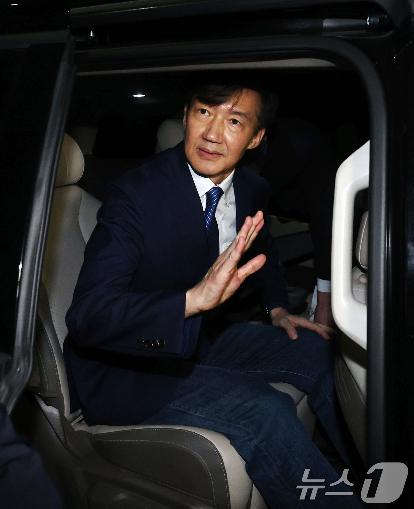 (서울=뉴스1) 구윤성 기자 = 조국혁신당 조국 전 대표가 15일 서울 구로구 남부교도소에서 광복절 특별사면·복권 조치로 출소하며 차량에 탑승하고 있다. (공동취재) 2025.8. …