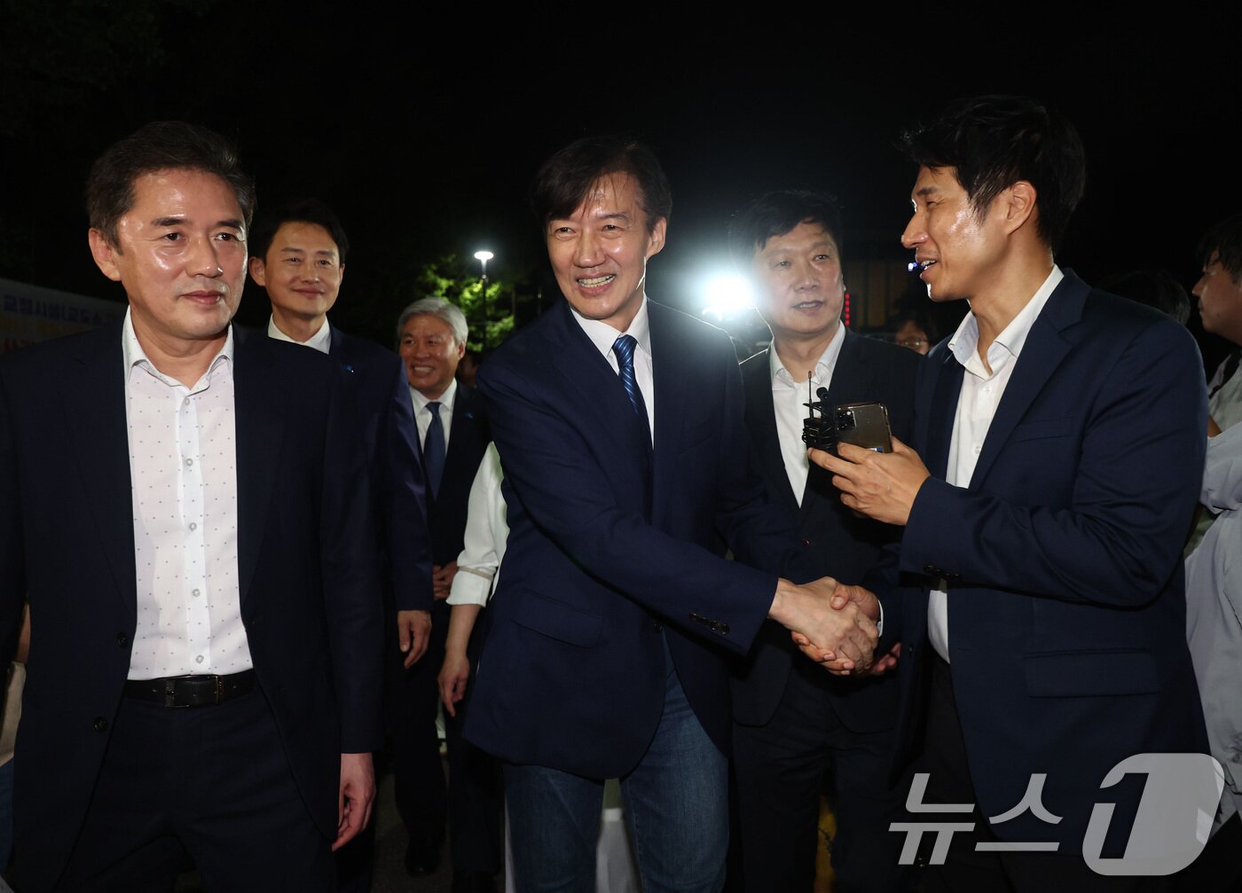 본문 이미지 - 조국혁신당 조국 전 대표가 15일 서울 구로구 남부교도소에서 광복절 특별사면·복권 조치로 출소하며 지지자들과 인사하고 있다. &#40;공동취재&#41; 2025.8.15/뉴스1 ⓒ News1 구윤성 기자