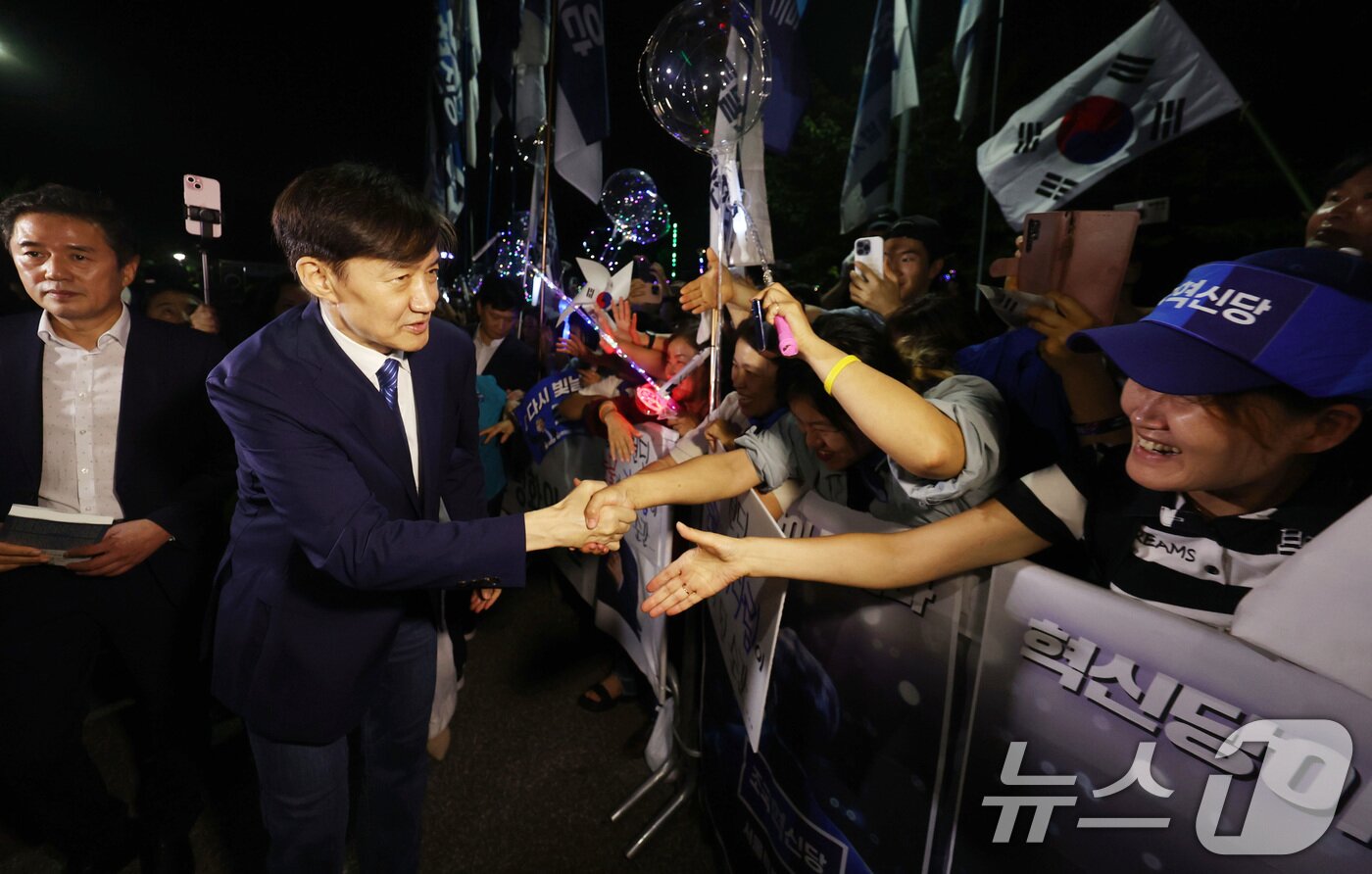 본문 이미지 - 조국혁신당 조국 전 대표가 15일 서울 구로구 남부교도소에서 광복절 특별사면·복권 조치로 출소하며 지지자들과 인사하고 있다. &#40;공동취재&#41; 2025.8.15/뉴스1 ⓒ News1 구윤성 기자