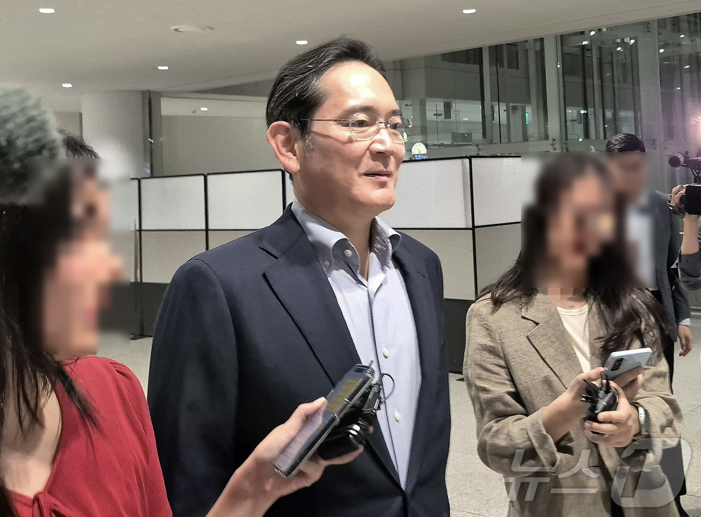 (인천공항=뉴스1) 최동현 기자 = 이재용 삼성전자 회장이 15일 새벽 미국 출장을 마치고 인천국제공항을 통해 귀국하고 있다. 2025.8.15/뉴스1