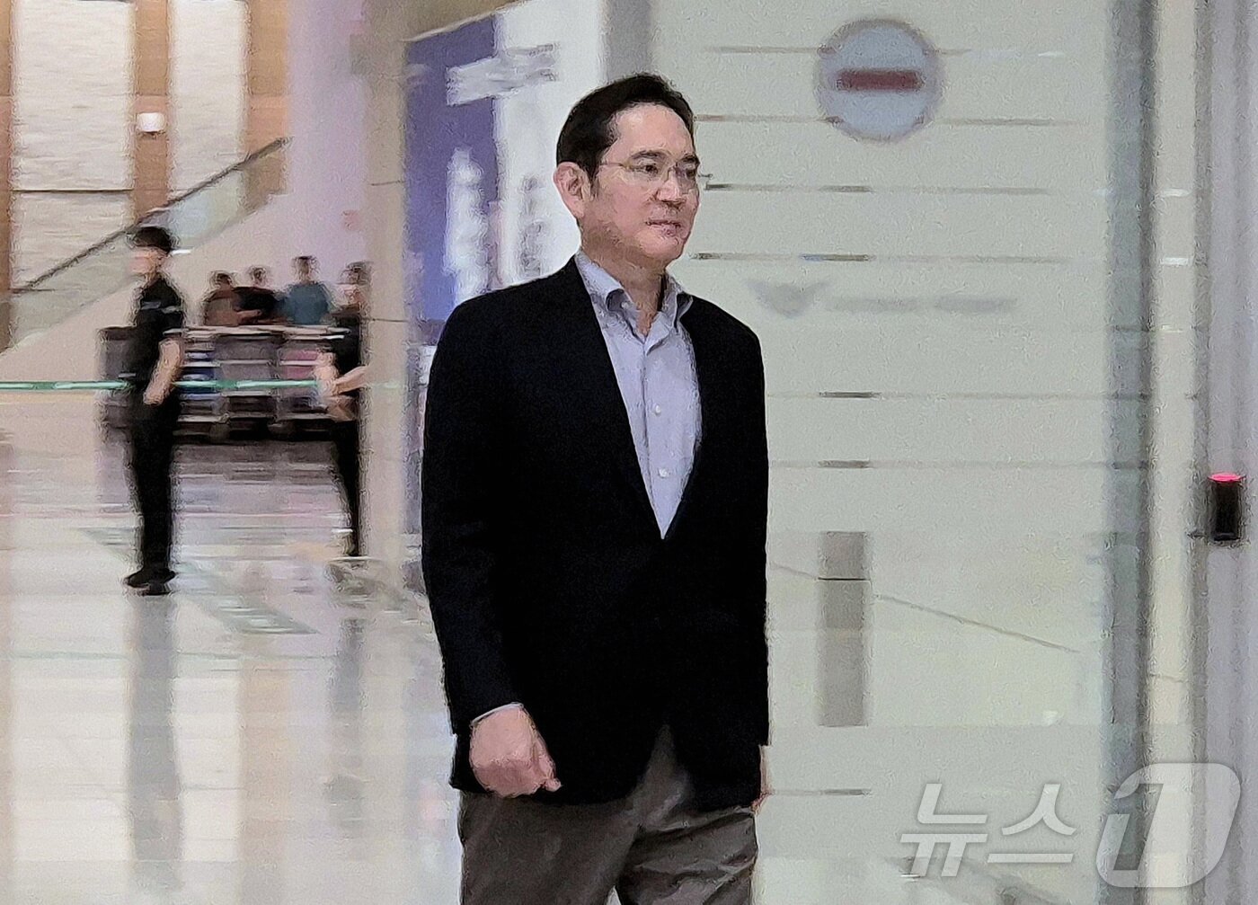 본문 이미지 - 이재용 삼성전자 회장이 15일 오전 0시 49분 미국 출장을 마치고 인천국제공항에 도착해 입국장을 떠나고 있다. 2025.8.15/뉴스1 최동현 기자 ⓒ News1 최동현 기자