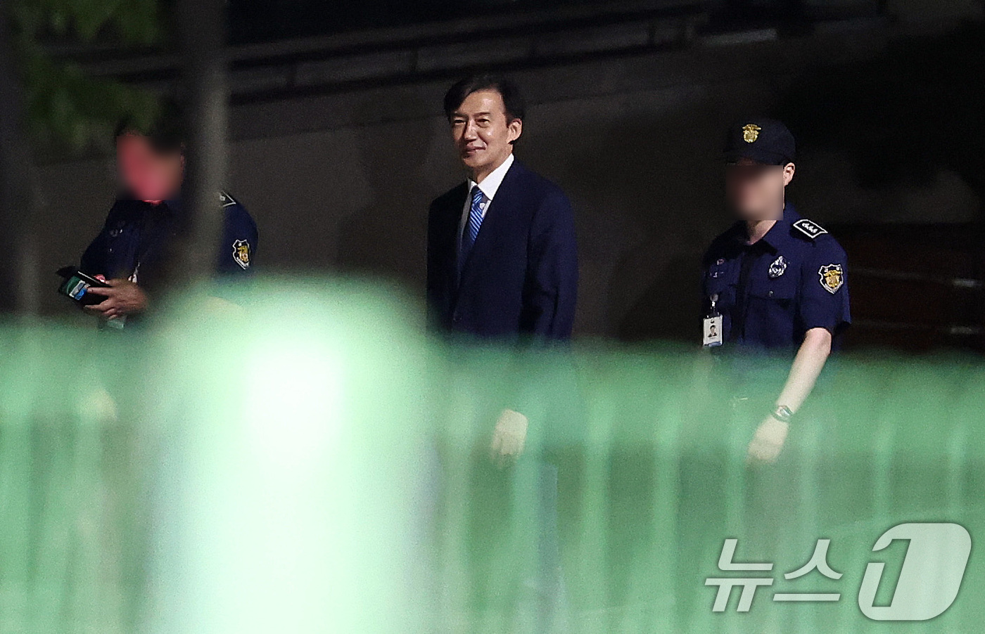 (서울=뉴스1) 구윤성 기자 = 이재명 정부 첫 특별사면·복권 대상에 오른 조국 전 조국혁신당 대표가 15일 새벽 교도관들과 대화하며 구로구 서울남부구치소를 나서고 있다. 2025 …