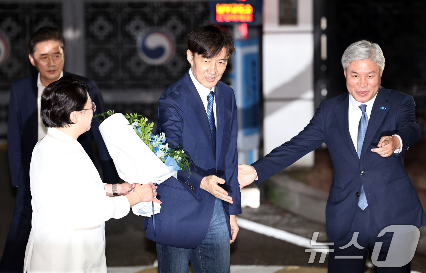 (서울=뉴스1) 구윤성 기자 = 이재명 정부 첫 특별사면·복권 대상에 오른 조국 전 조국혁신당 대표가 15일 새벽 구로구 서울남부구치소를 나서며 김선민 대표 권한대행에게 꽃다발을 …