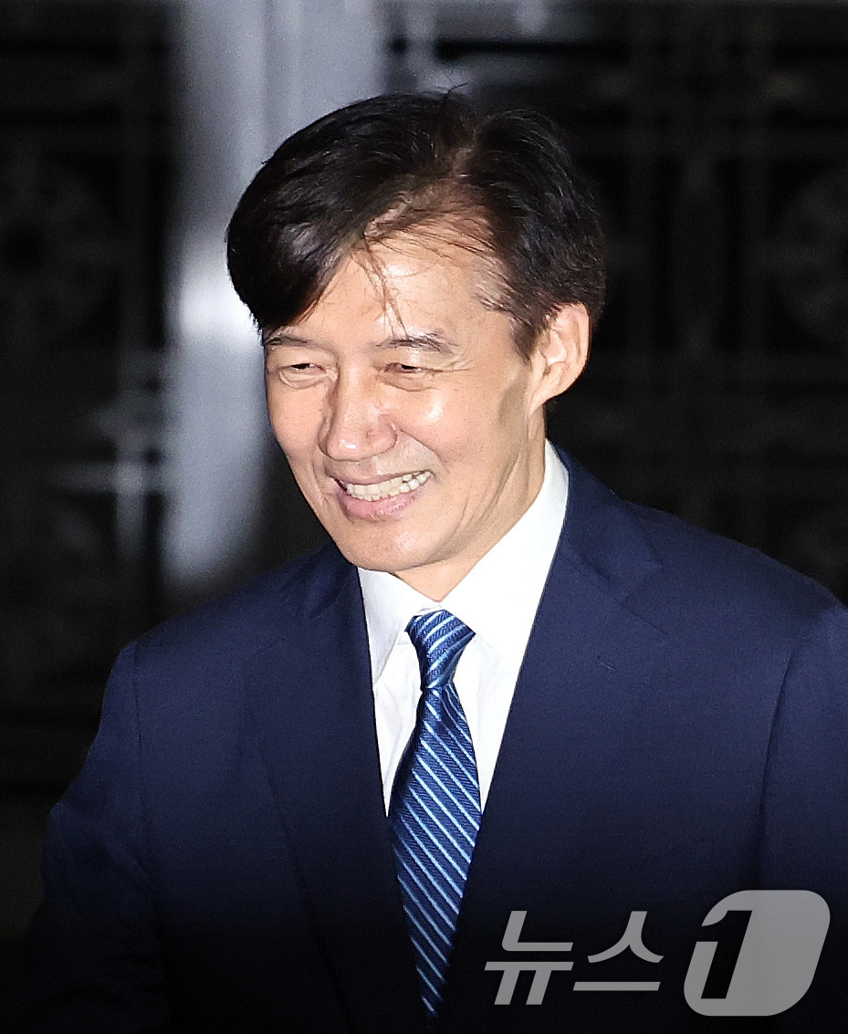 (서울=뉴스1) 구윤성 기자 = 이재명 정부 첫 특별사면·복권 대상에 오른 조국 전 조국혁신당 대표가 15일 새벽 구로구 서울남부구치소를 나서고 있다. 2025.8.15/뉴스1