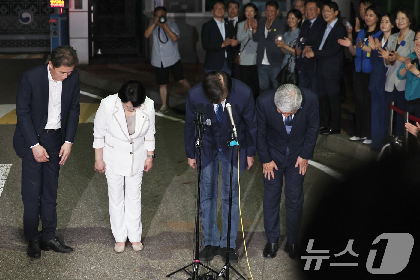 본문 이미지 - 이재명 정부 첫 특별사면·복권 대상에 오른 조국 전 조국혁신당 대표가 15일 새벽 구로구 서울남부구치소를 나서며 지지자들에게 인사하고 있다. 2025.8.15/뉴스1 ⓒ News1 구윤성 기자