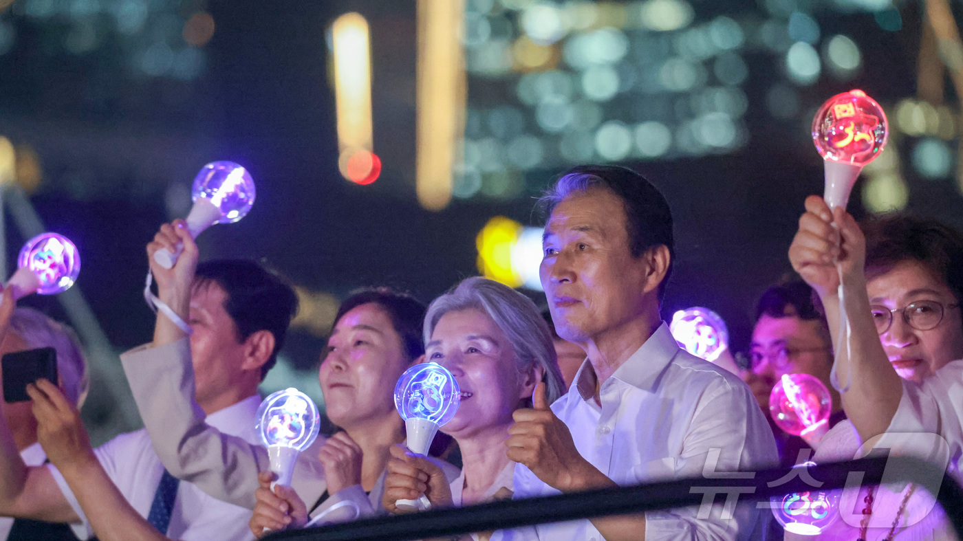 (서울=뉴스1) 구윤성 기자 = 권오을 국가보훈부 장관이 지난 14일 오후 서울시 영등포구 국회의사당 앞 잔디광장에서 열린 광복80년 전야제 '대한이 살았다'에 참석해 공연을 관람 …