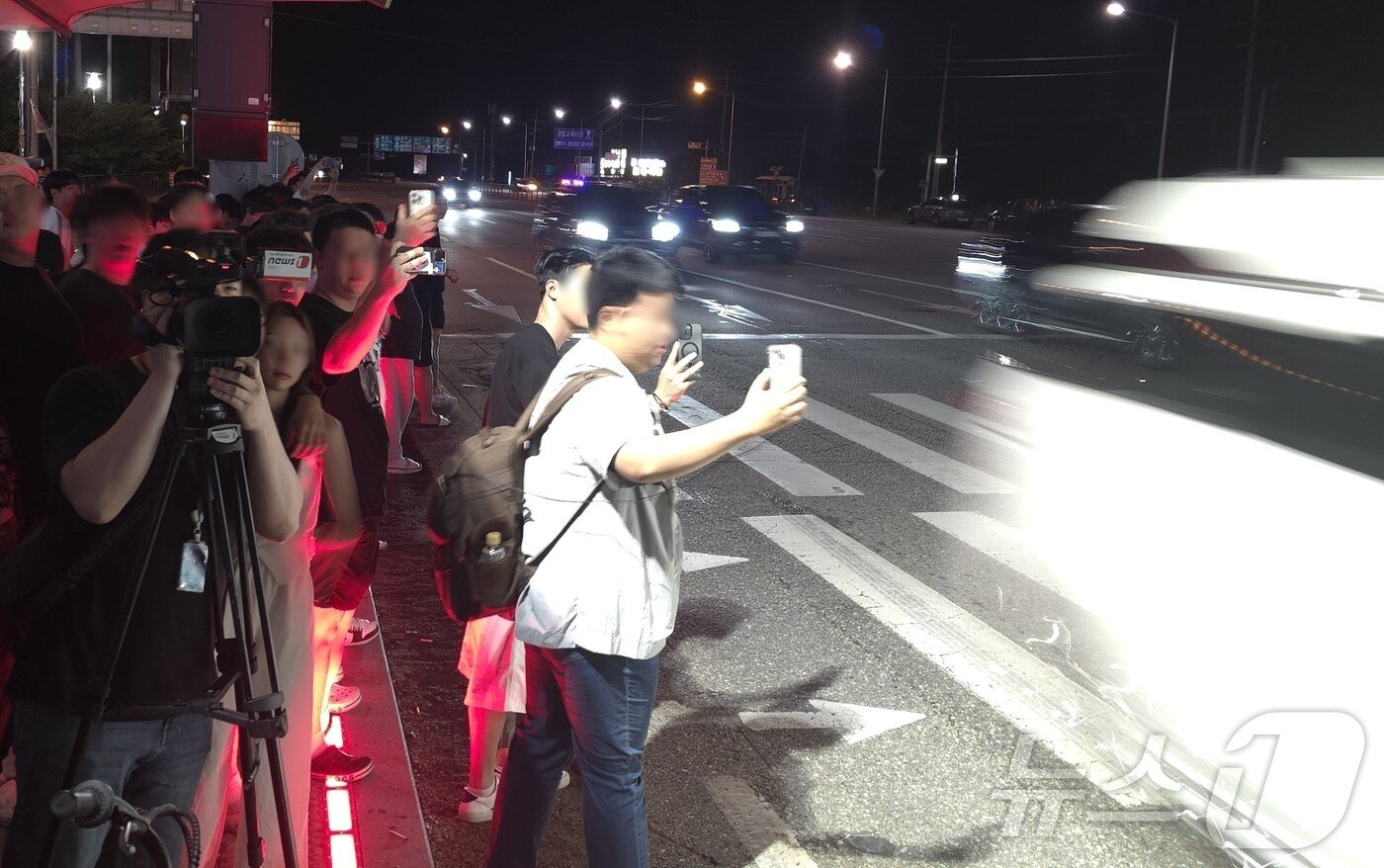 본문 이미지 - 15일 새벽, 충남 아산시 배방읍 배방역 사거리에서 폭주 구경꾼들이 인도를 내려가 위험한 촬영을 하고 있다. 2025.8.15. /뉴스1 ⓒ News1 이시우 기자