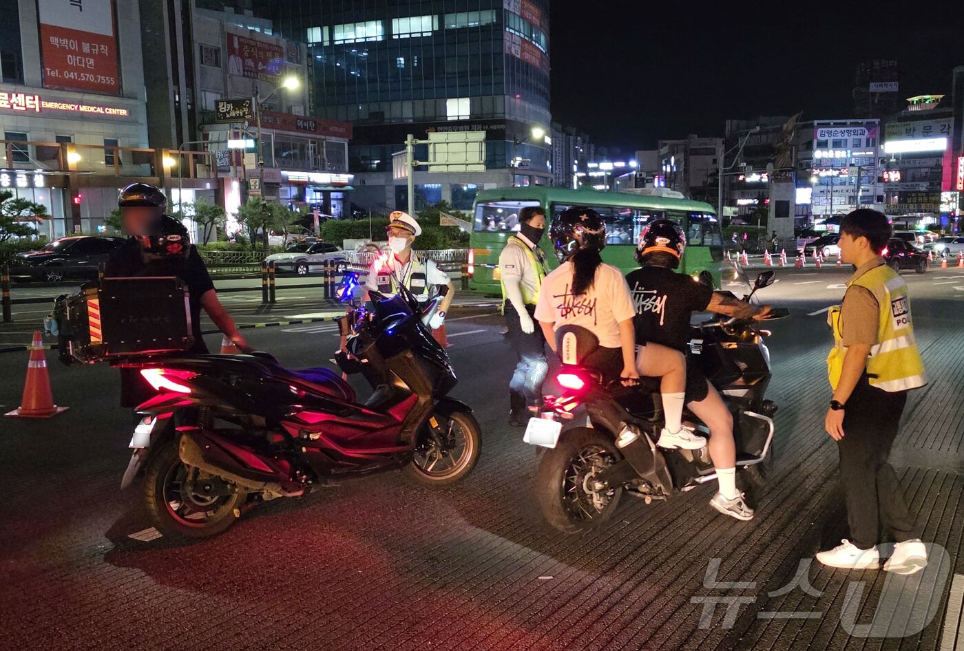 본문 이미지 - 15일 새벽, 충남 천안시 쌍용동 일봉산사거리에서 폭주 예방을 위해 오토바이 운전자를 상대로 검문을 하고 있다. 2025.8.15/뉴스1 ⓒ News1 이시우 기자