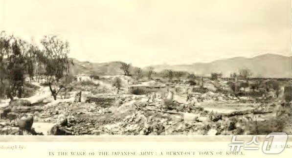 본문 이미지 - 1907년 8월 23일 일본에 의해 처참하게 모두 불에 탄 제천시내.(촬영:영국의 매켄지 기자·제천문화원·정삼철 전 충북학 연구소장 제공. 재판매 및 DB금지)/뉴스1   