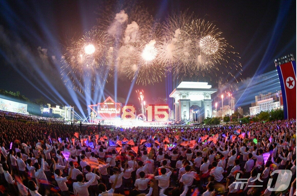 본문 이미지 - &#40;평양 노동신문=뉴스1&#41; = 북한 노동당 기관지 노동신문은 14일 평양 개선문광장에서 &#39;조국해방 80돌 경축공연&#39;이 진행됐다고 15일 보도했다.[국내에서만 사용가능. 재배포 금지. DB 금지. For Use Only in the Republic of Korea. Redistribution Prohibited] rodongphoto@news1.kr