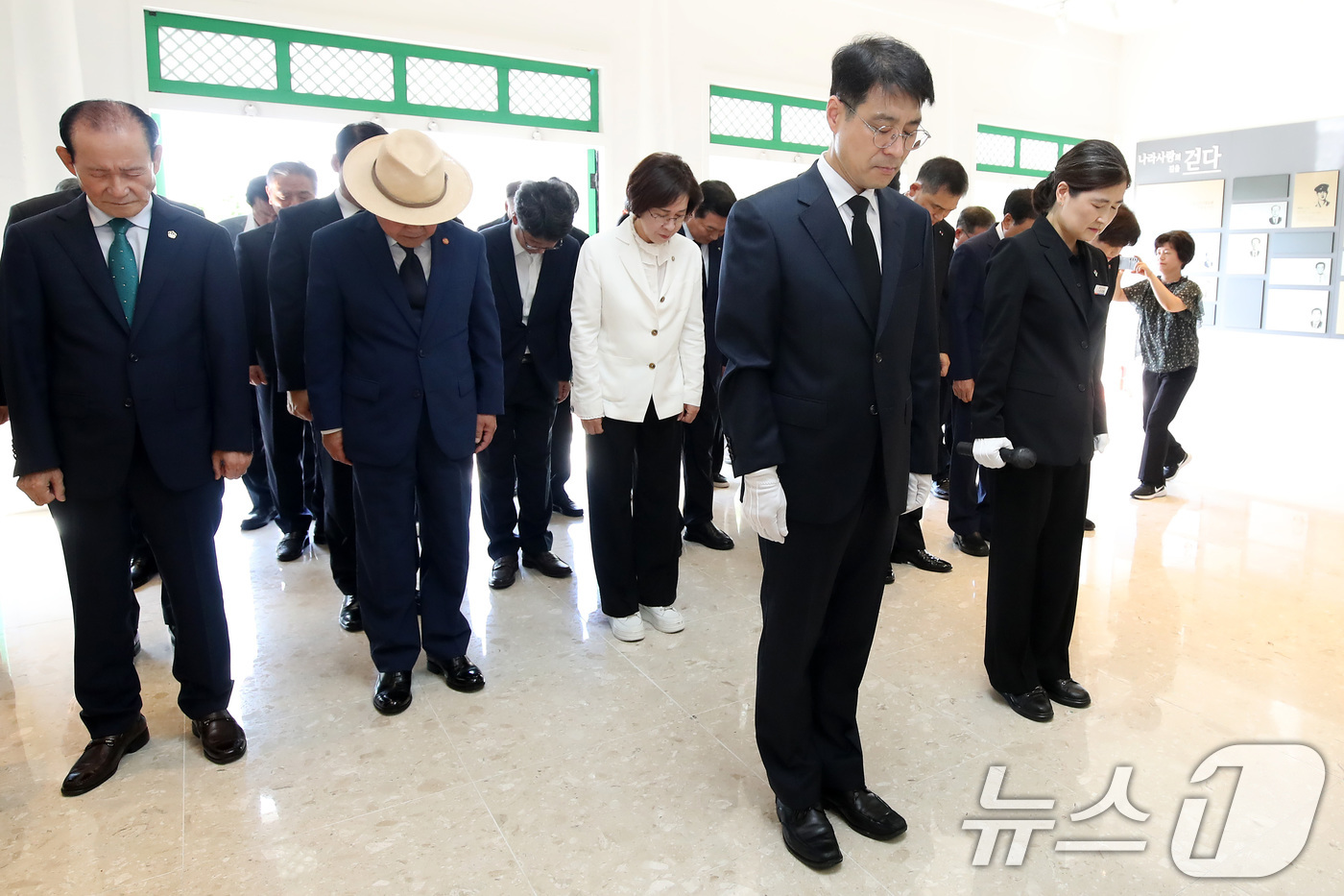 (대구=뉴스1) 공정식 기자 = 80주년 광복절인 15일 오전 김정기 대구시장 권한대행 행정부시장과 광복회 회원, 지역 국회의원, 기관·단체장 등이 대구 동구 국립신암선열공원을 찾 …