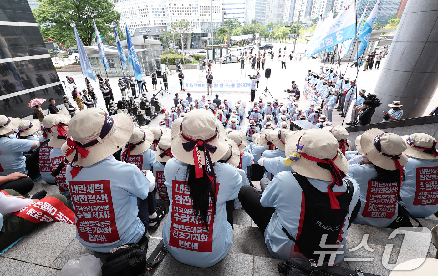 (서울=뉴스1) 김성진 기자 = 민주노총과 한국노총 조합원들이 15일 서울 용산역 앞 광장에서 8·15 광복 80주년 기념 양대노총 결의대회를 하고 있다. 2025.8.15/뉴스1 …
