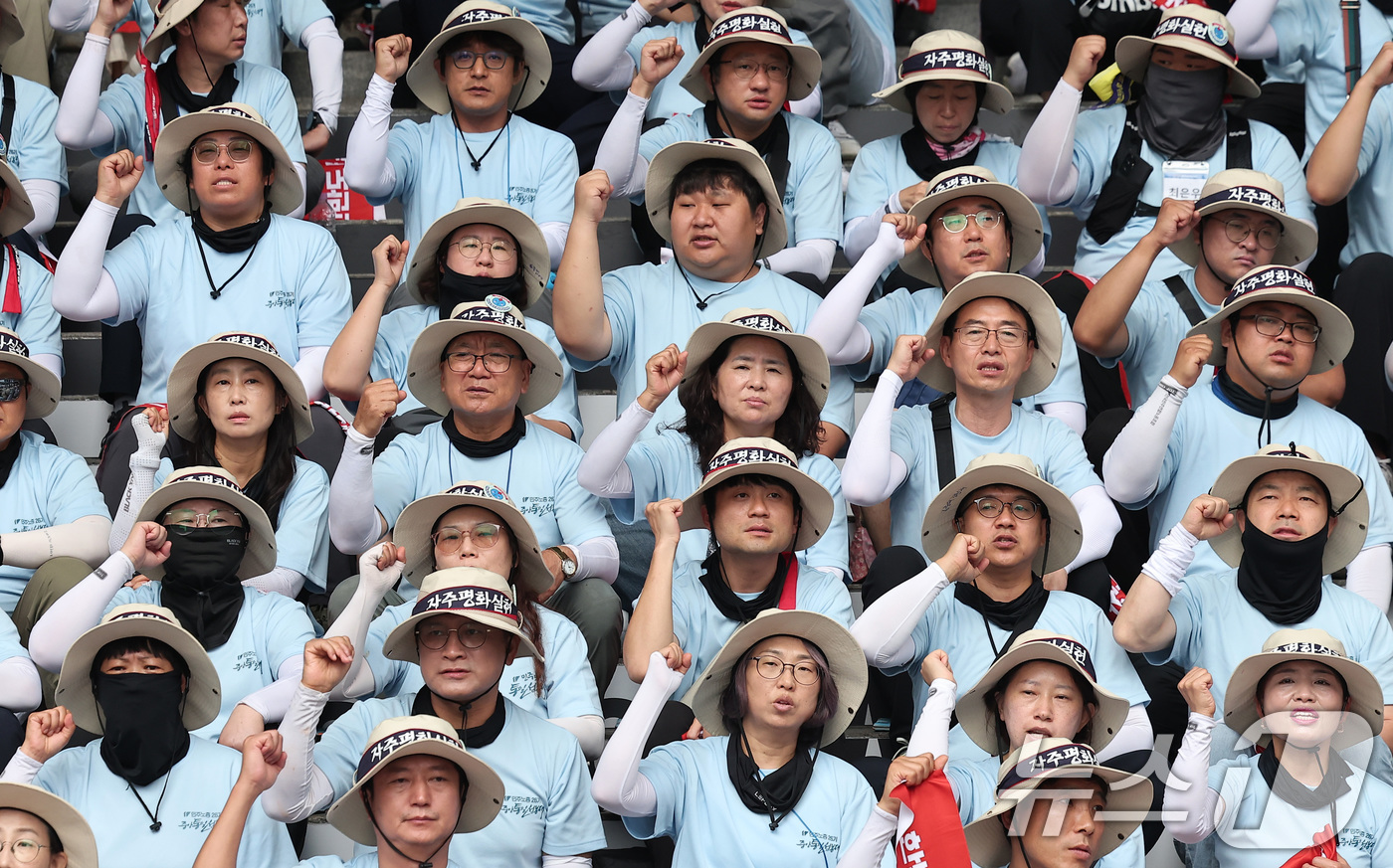 (서울=뉴스1) 김성진 기자 = 민주노총과 한국노총 조합원들이 15일 서울 용산역 앞 광장에서 열린 8·15 광복 80주년 기념 양대노총 결의대회에서 구호를 외치고 있다. 2025 …