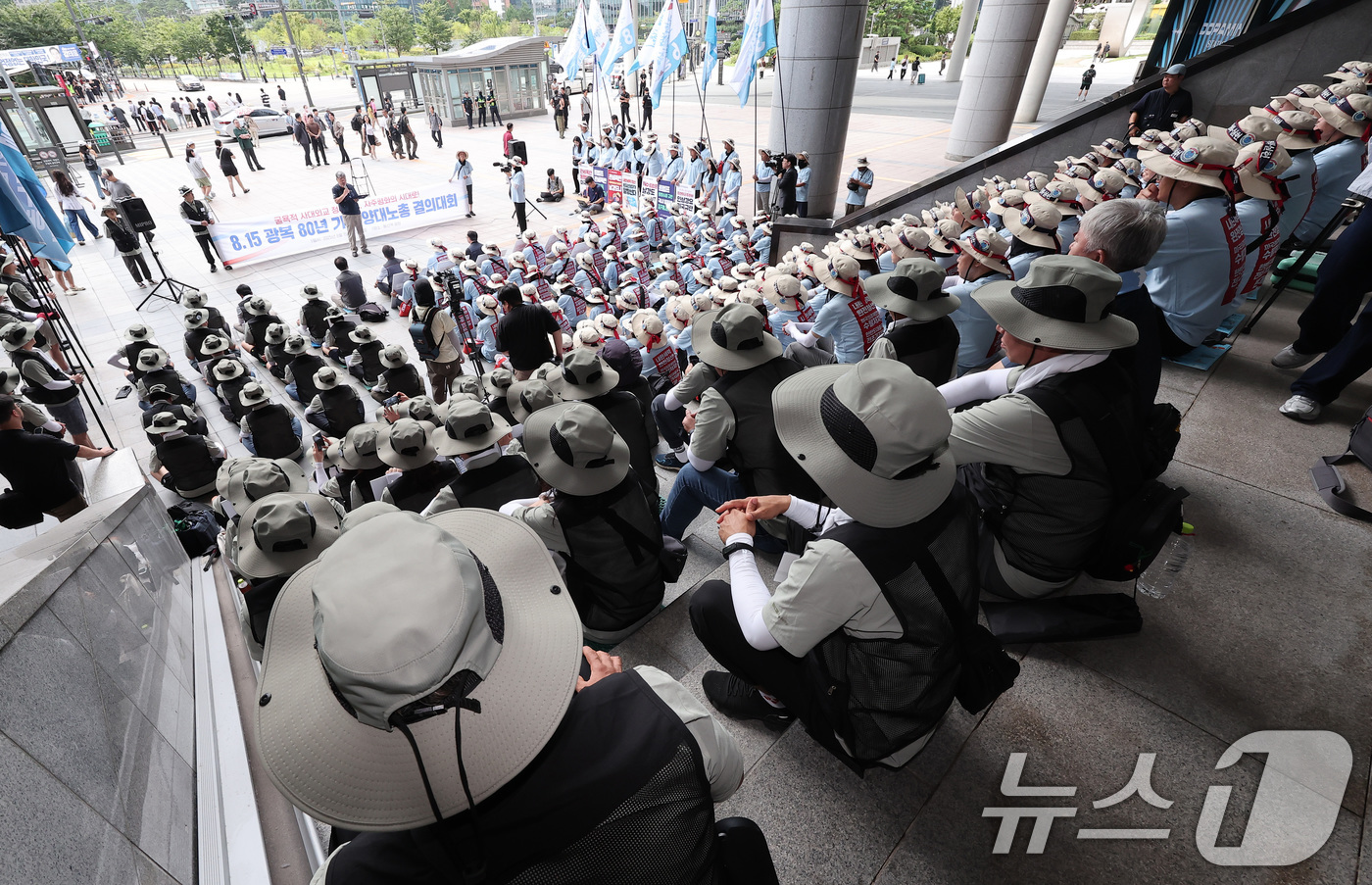 (서울=뉴스1) 김성진 기자 = 민주노총과 한국노총 조합원들이 15일 서울 용산역 앞 광장에서 8·15 광복 80주년 기념 양대노총 결의대회를 하고 있다. 2025.8.15/뉴스1 …