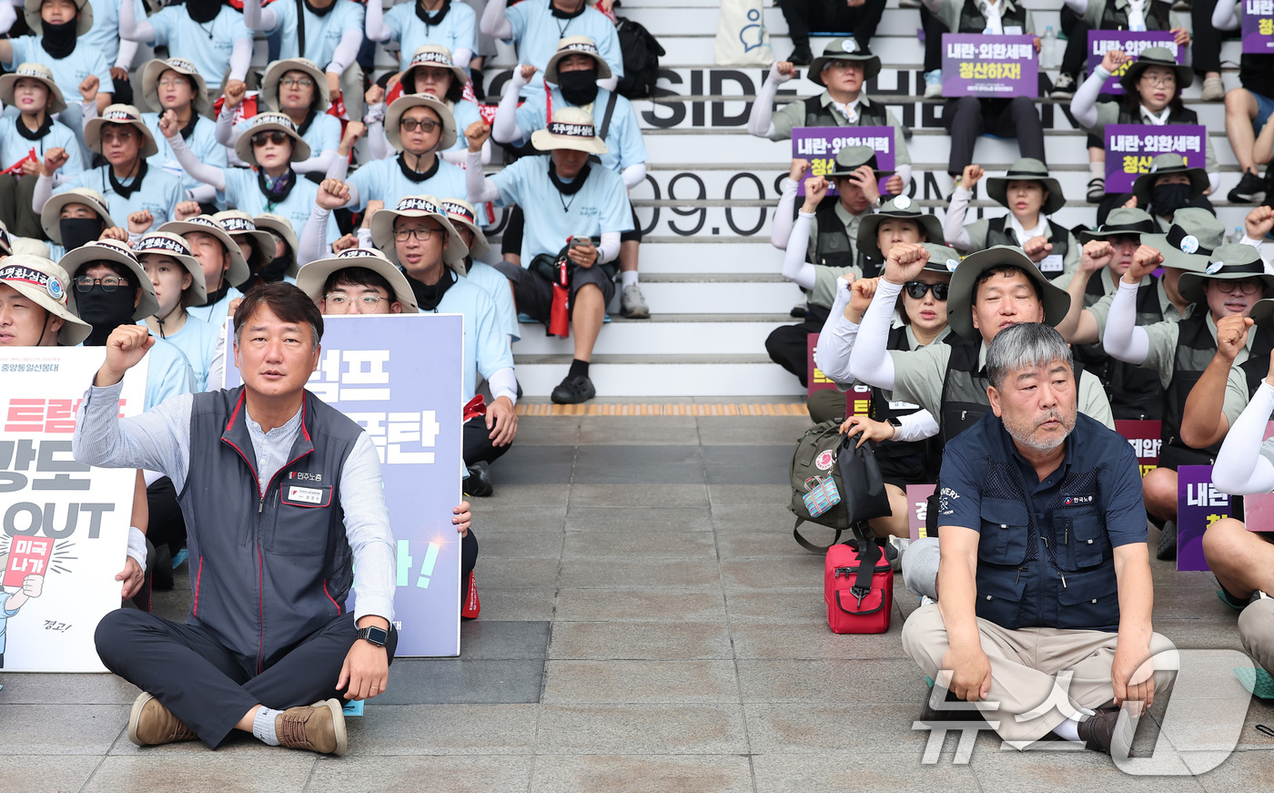 (서울=뉴스1) 김성진 기자 = 양경수 민주노총 위원장과 김동명 한국노총 위원장을 비롯한 조합원들이 15일 서울 용산역 앞 광장에서 열린 8·15 광복 80주년 기념 양대노총 결의 …