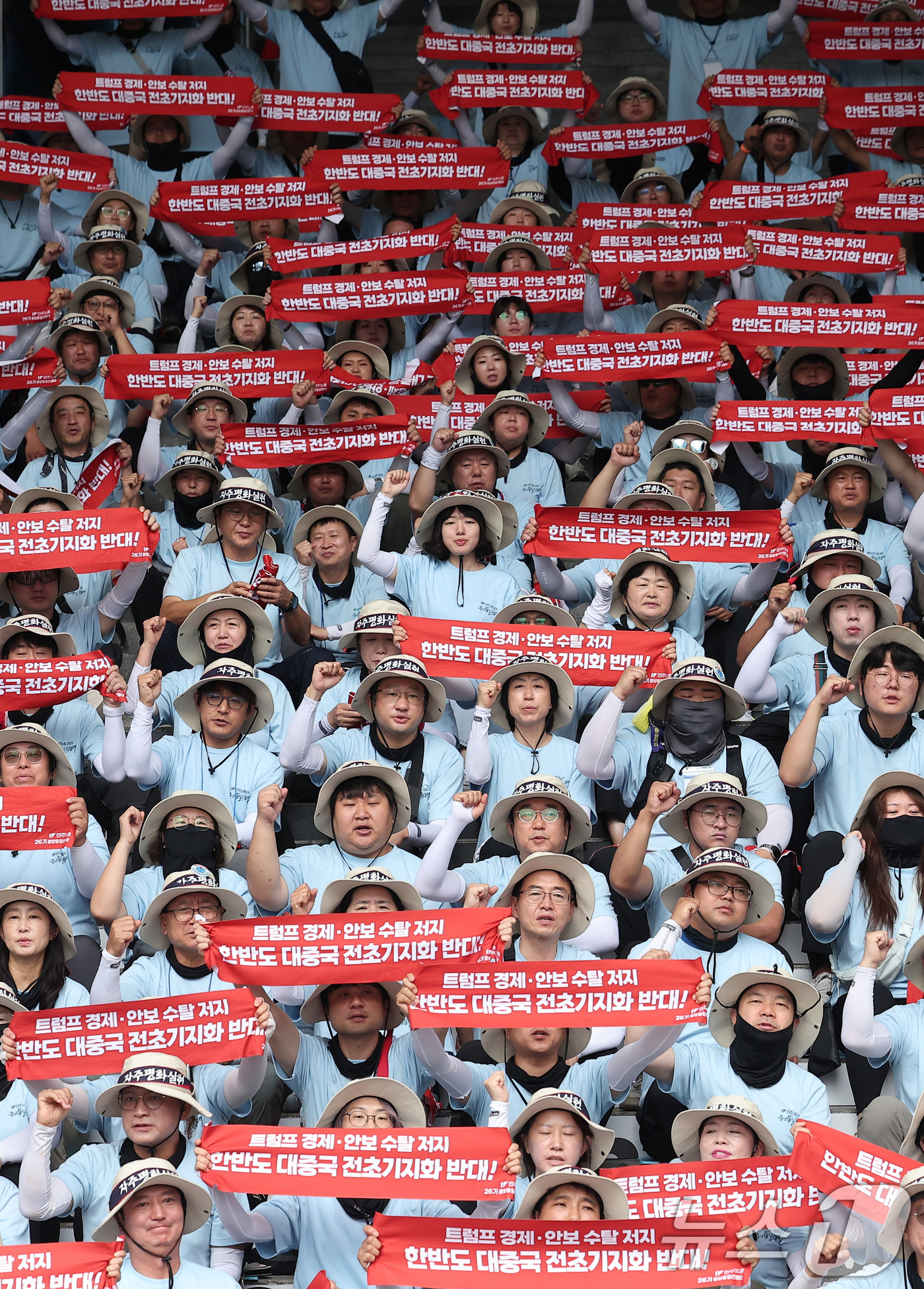 (서울=뉴스1) 김성진 기자 = 민주노총과 한국노총 조합원들이 15일 서울 용산역 앞 광장에서 열린 8·15 광복 80주년 기념 양대노총 결의대회에서 구호를 외치고 있다. 2025 …