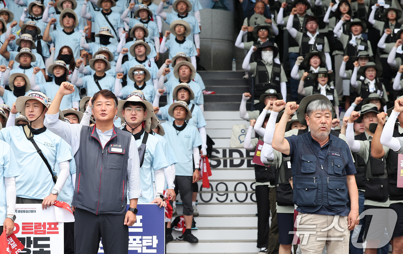 (서울=뉴스1) 김성진 기자 = 양경수 민주노총 위원장과 김동명 한국노총 위원장을 비롯한 조합원들이 15일 서울 용산역 앞 광장에서 열린 8·15 광복 80주년 기념 양대노총 결의 …