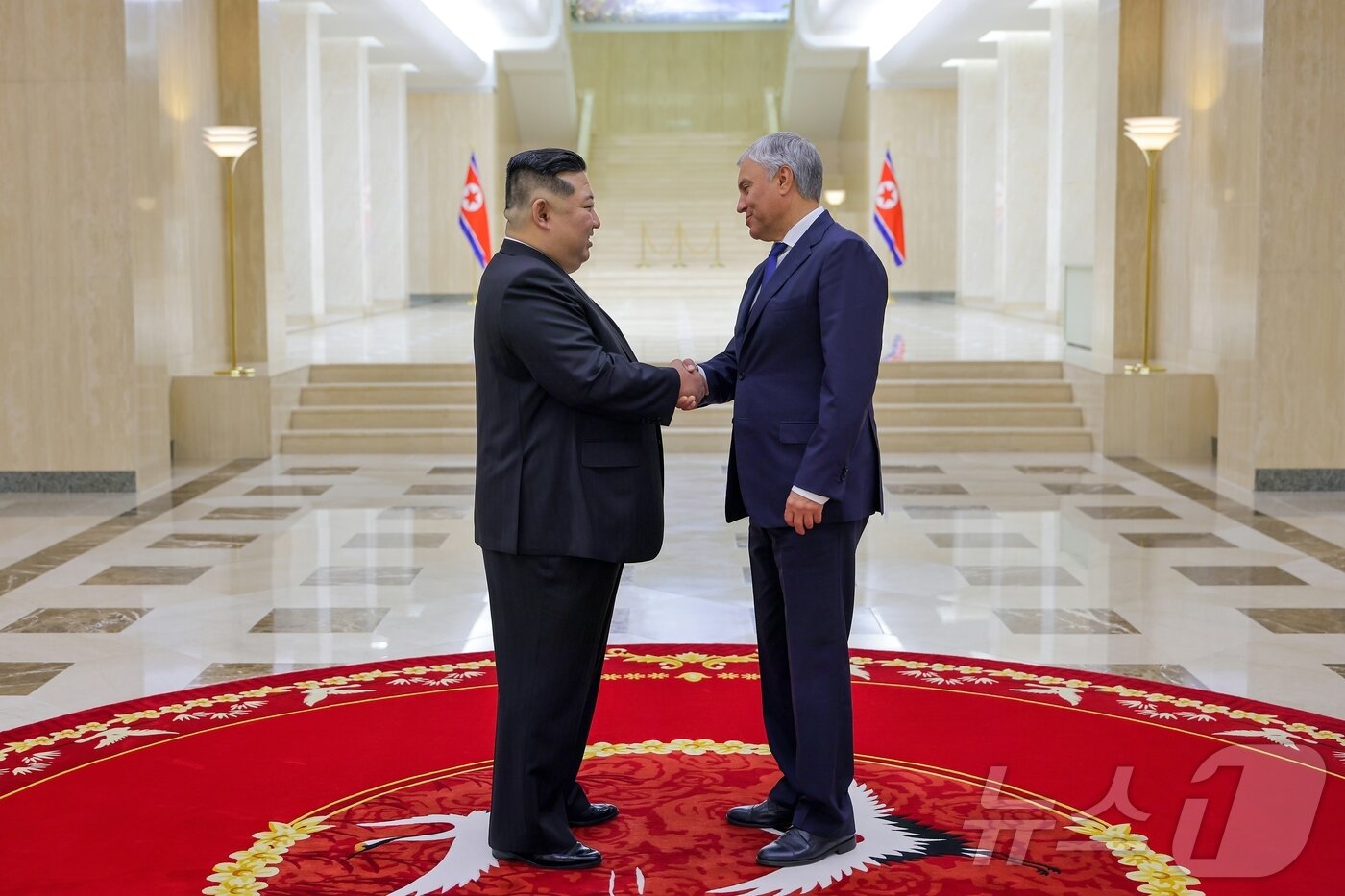 본문 이미지 - &#40;평양 노동신문=뉴스1&#41; = 북한 노동당 기관지 노동신문은 15일 바체슬라프 볼로딘 러시아 하원의장이 평양을 방문해 김정은 노동당 총비서와 만났다고 보도했다. [국내에서만 사용가능. 재배포 금지. DB 금지. For Use Only in the Republic of Korea. Redistribution Prohibited] rodongphoto@news1.kr