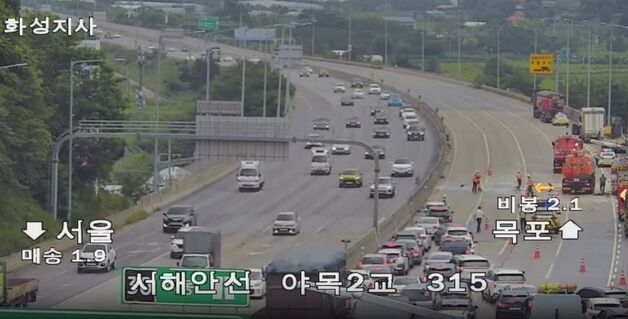 화성 서해안선 화물차 등 2대 추돌로 70대 중상…페인트 쏟아져