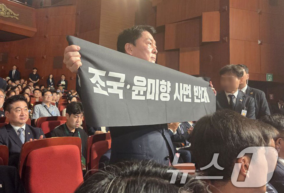 (서울=뉴스1) = 안철수 국민의힘 당대표 후보가 15일 오전 서울 종로구 세종문화회관에서 열린 제80주년 광복절 경축식에 참석해 경축사 중인 이재명 대통령을 향해 조국 전 조국혁 …