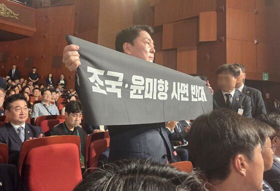 안철수 "땡큐 조국, 지금처럼 쭉…대통령 지지율 12.2%p 까먹은 X맨"