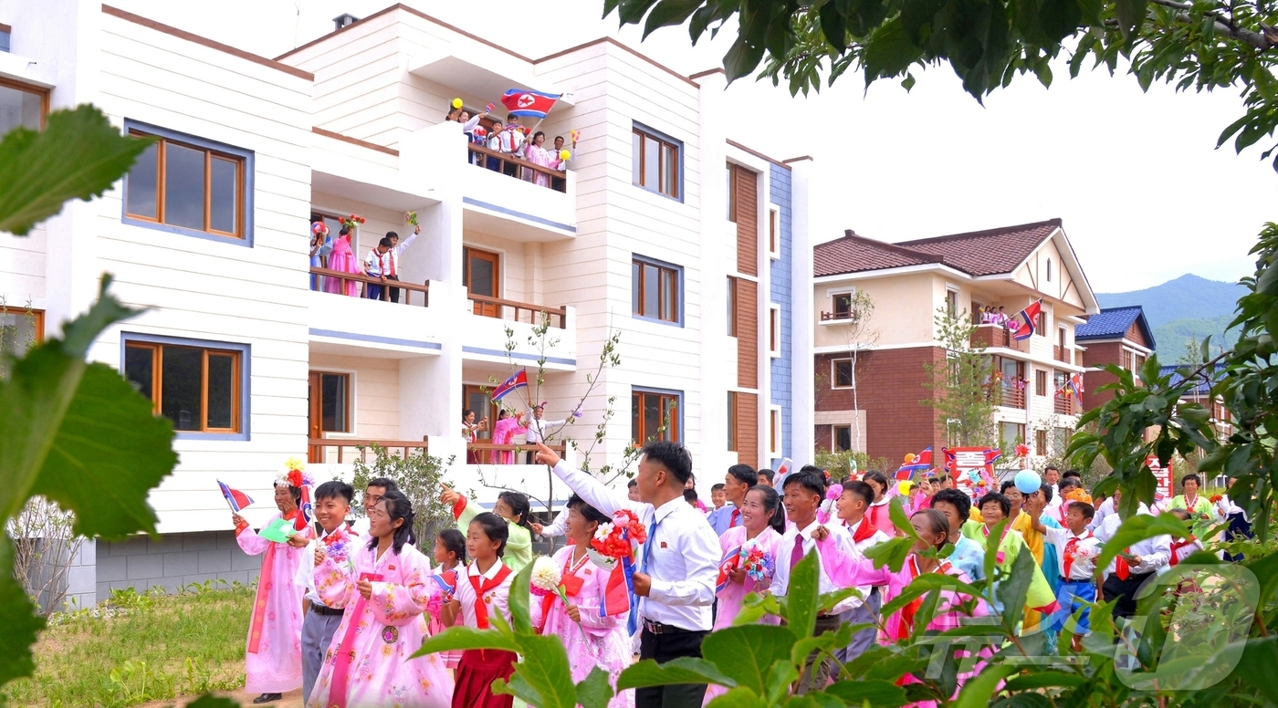 (평양 노동신문=뉴스1) = 북한 노동당 기관지 노동신문은 15일 회령시 창태축산농장에서 새집들이 경사가 났다며 주민들이 기쁨을 함께 나누고 있다고 보도했다. [국내에서만 사용가능 …
