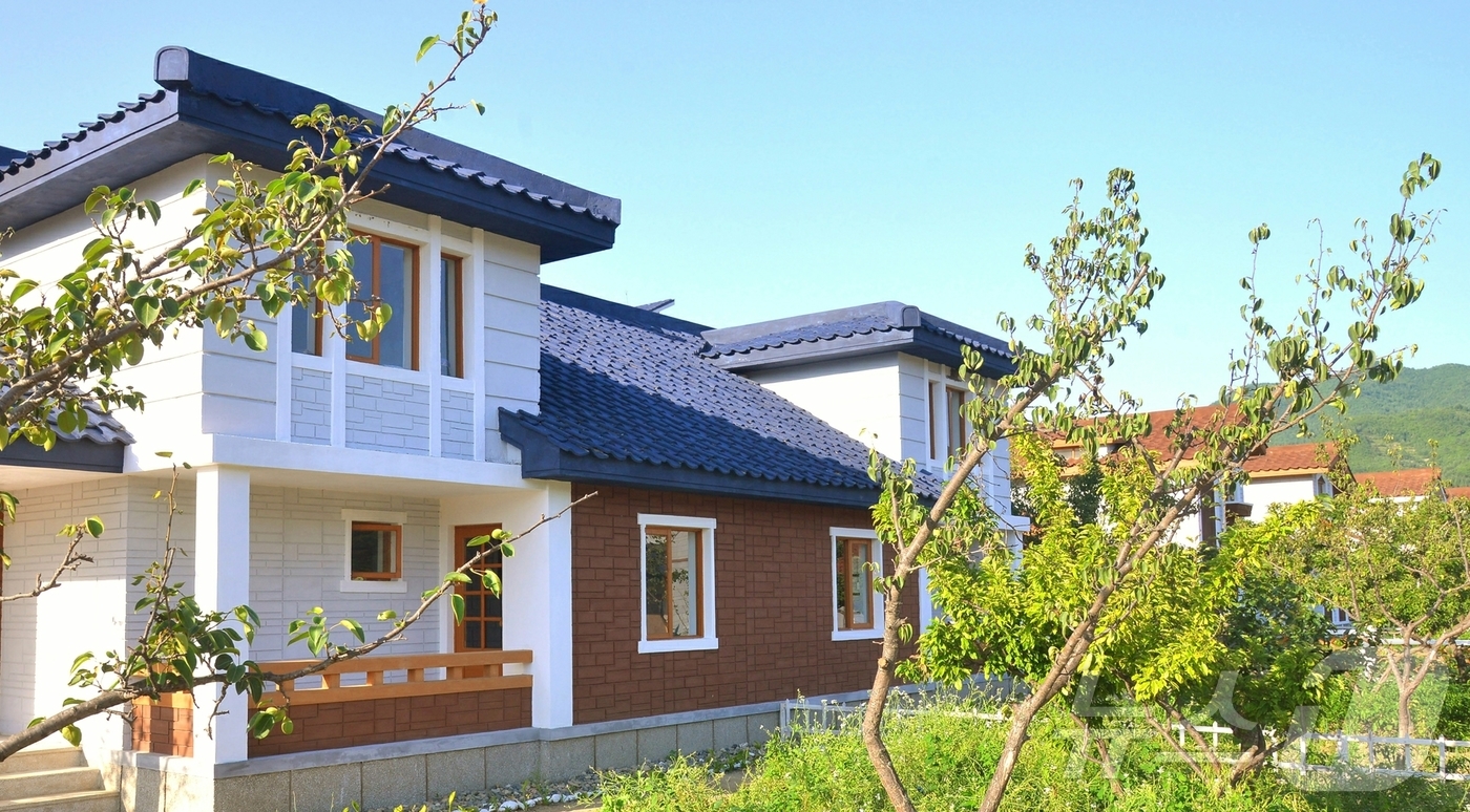 (평양 노동신문=뉴스1) = 북한 노동당 기관지 노동신문은 15일 회령시 창태축산농장에서 새집들이 경사가 났다며 주민들이 기쁨을 함께 나누고 있다고 보도했다. [국내에서만 사용가능 …