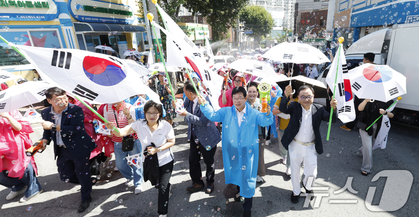 (광주=뉴스1) 김태성 기자 = 광복80주년인 15일 광주시 광산구 월곡동 고려인마을에서는 고려인마을 주민과 학생 등 400여명이 참여해 봉오동 전투 재현 거리 퍼포먼스를 하고 있 …