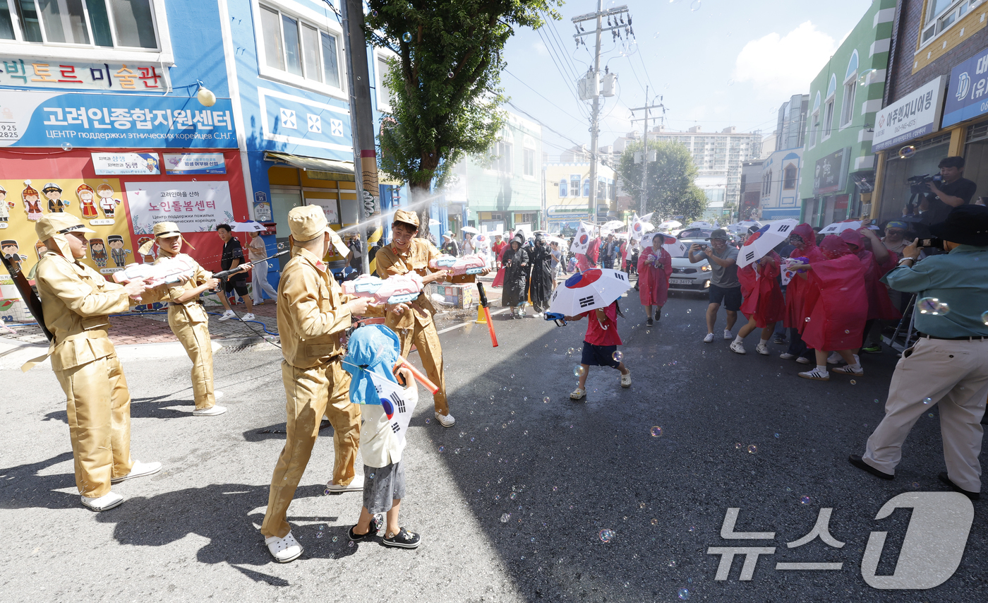(광주=뉴스1) 김태성 기자 = 광복80주년인 15일 광주시 광산구 월곡동 고려인마을에서는 고려인마을 주민, 학생등 400여명이 참여해 봉오동 전투 재현 거리 퍼포먼스를 진행하고 …