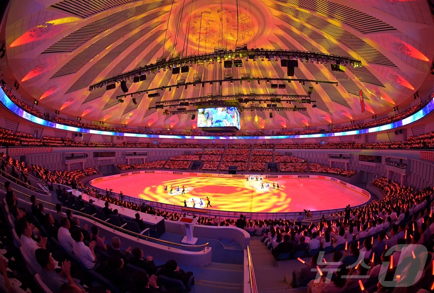 (평양 노동신문=뉴스1) = 북한 노동당 기관지 노동신문은 15일 조국해방 80돌(주년)을 맞아 새로 개건된 빙상장 개관식이 전날인 14일 진행됐다고 보도했다. [국내에서만 사용가 …