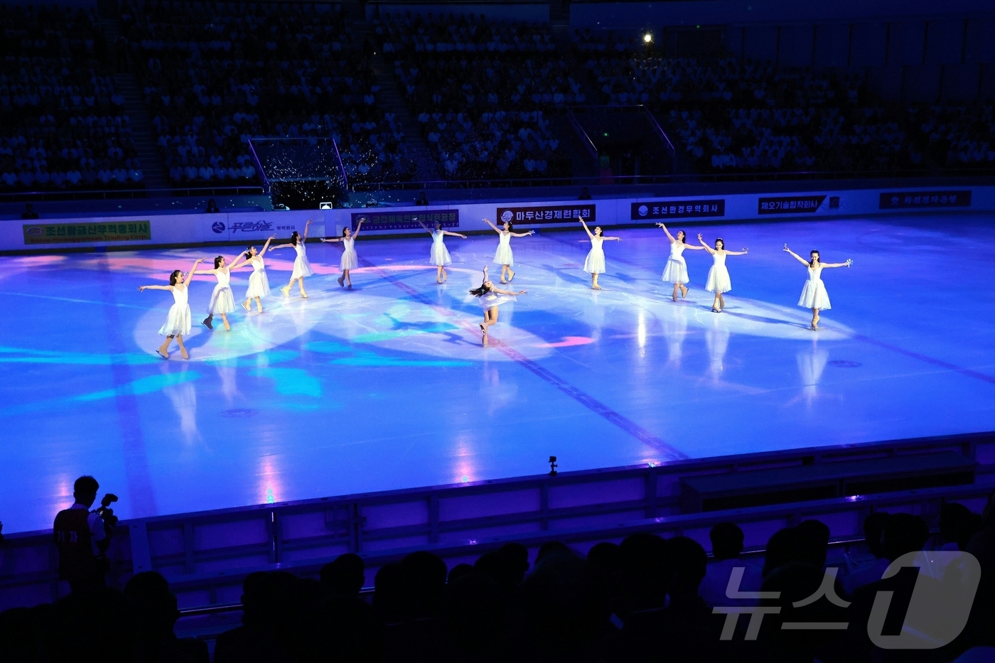 (평양 노동신문=뉴스1) = 북한 노동당 기관지 노동신문은 15일 조국해방 80돌(주년)을 맞아 새로 개건된 빙상장 개관식이 전날인 14일 진행됐다고 보도했다. [국내에서만 사용가 …