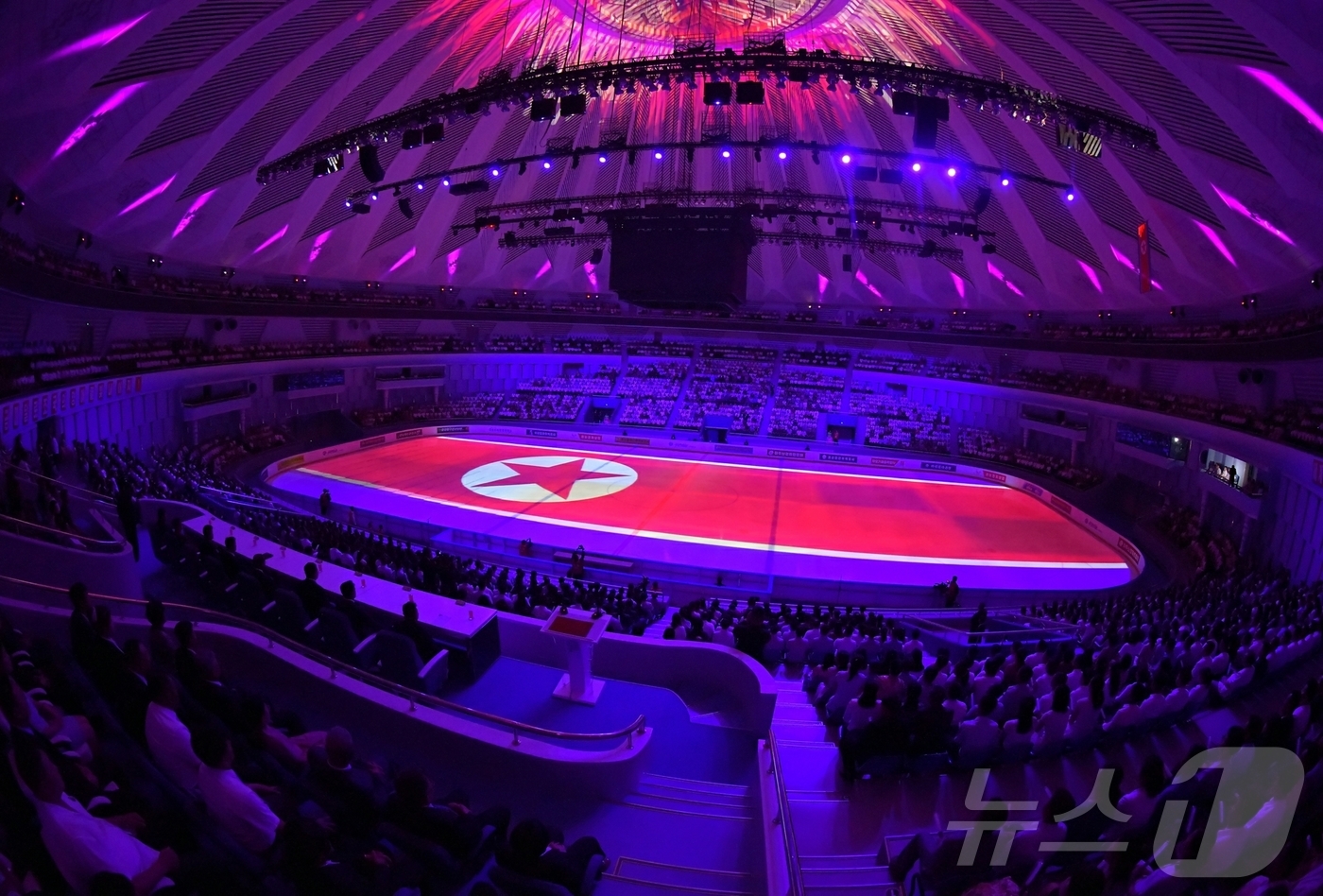 (평양 노동신문=뉴스1) = 북한 노동당 기관지 노동신문은 15일 조국해방 80돌(주년)을 맞아 새로 개건된 빙상장 개관식이 전날인 14일 진행됐다고 보도했다. [국내에서만 사용가 …