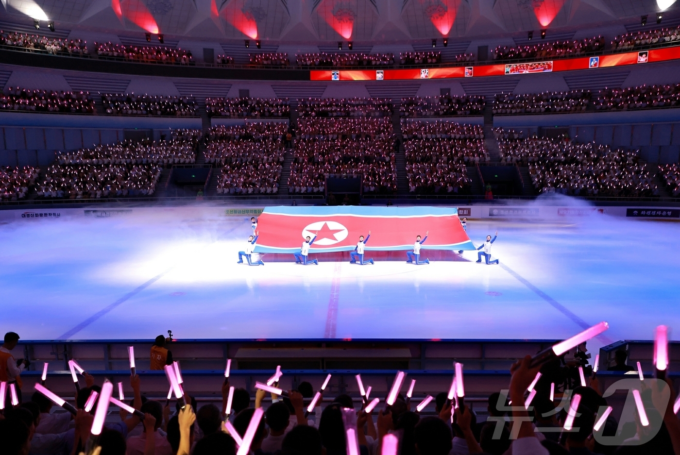 (평양 노동신문=뉴스1) = 북한 노동당 기관지 노동신문은 15일 조국해방 80돌(주년)을 맞아 새로 개건된 빙상장 개관식이 전날인 14일 진행됐다고 보도했다. [국내에서만 사용가 …