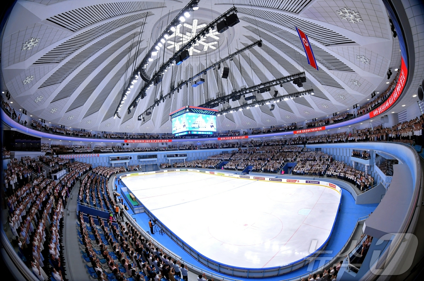 (평양 노동신문=뉴스1) = 북한 노동당 기관지 노동신문은 15일 조국해방 80돌(주년)을 맞아 새로 개건된 빙상장 개관식이 전날인 14일 진행됐다고 보도했다. [국내에서만 사용가 …