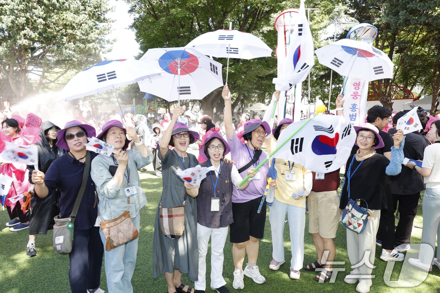 본문 이미지 - 광복 80주년인 15일 광주 광산구 월곡동 고려인마을에서는 고려인마을 주민, 학생등 400여명이 참여해 &#39;역사를 이어가는 고려인마을&#39; 행사로 봉오동 전투 재현 거리 퍼포먼스, 기념공연 등을 진행하고 있다. 2025.8.15/뉴스1 ⓒ News1 김태성 기자