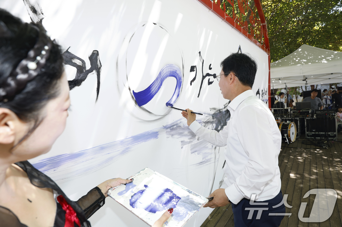 (광주=뉴스1) 김태성 기자 = 광복80주년인 15일 광주시 광산구 월곡동 '역사를 이어가는 고려인마을' 행사에서 박병규 광산구청장이 성유진 작가와 드로잉 퍼포먼스를 하고 있다. …