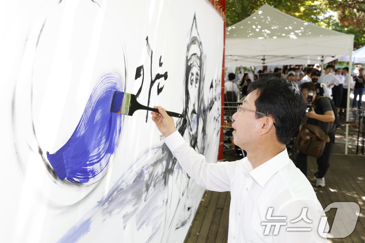 본문 이미지 - 광복 80주년인 15일 광주시 광산구 월곡동 &#39;역사를 이어가는 고려인마을&#39; 행사에서 박병규 광산구청장이 성유진 작가와 드로잉 퍼포먼스를 하고 있다. 2025.8.15/뉴스1 ⓒ News1 김태성 기자