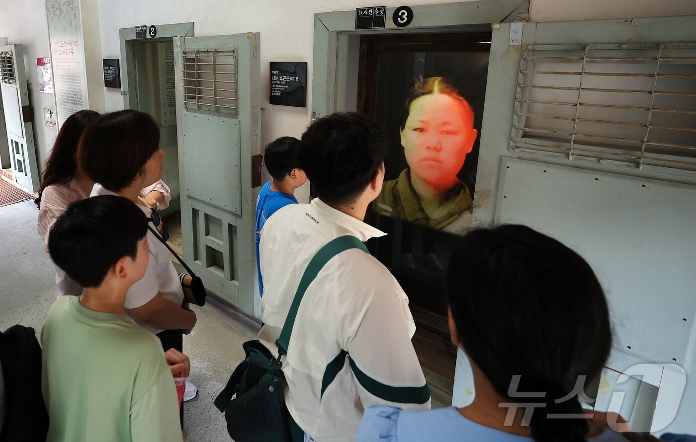 본문 이미지 - 서대문형무소역사관을 찾은 어린이들을 비롯한 관람객들이 수용동 내부를 살펴보고 있다.  ⓒ 뉴스1 김진환 기자