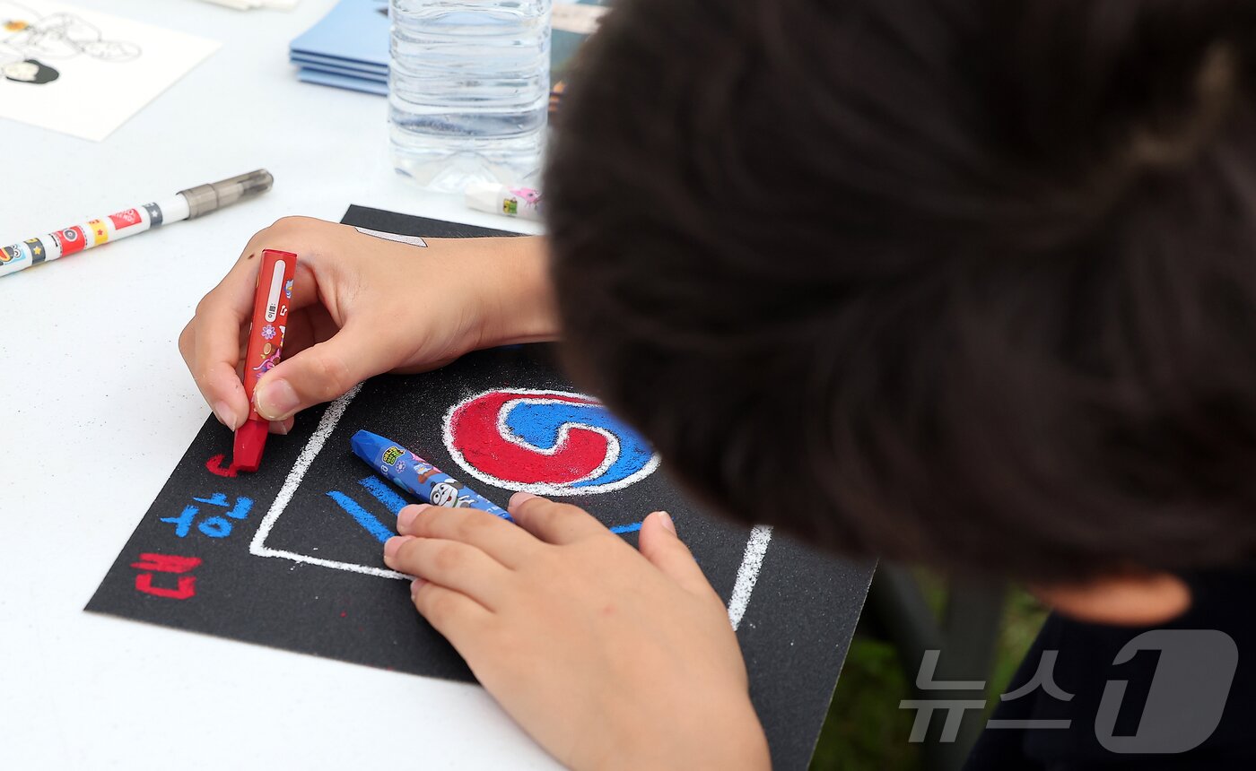 본문 이미지 -  서울 서대문형무소역사관을 찾은 한 어린이가 태극기를 그리고 있다. ⓒ 뉴스1 김진환 기자