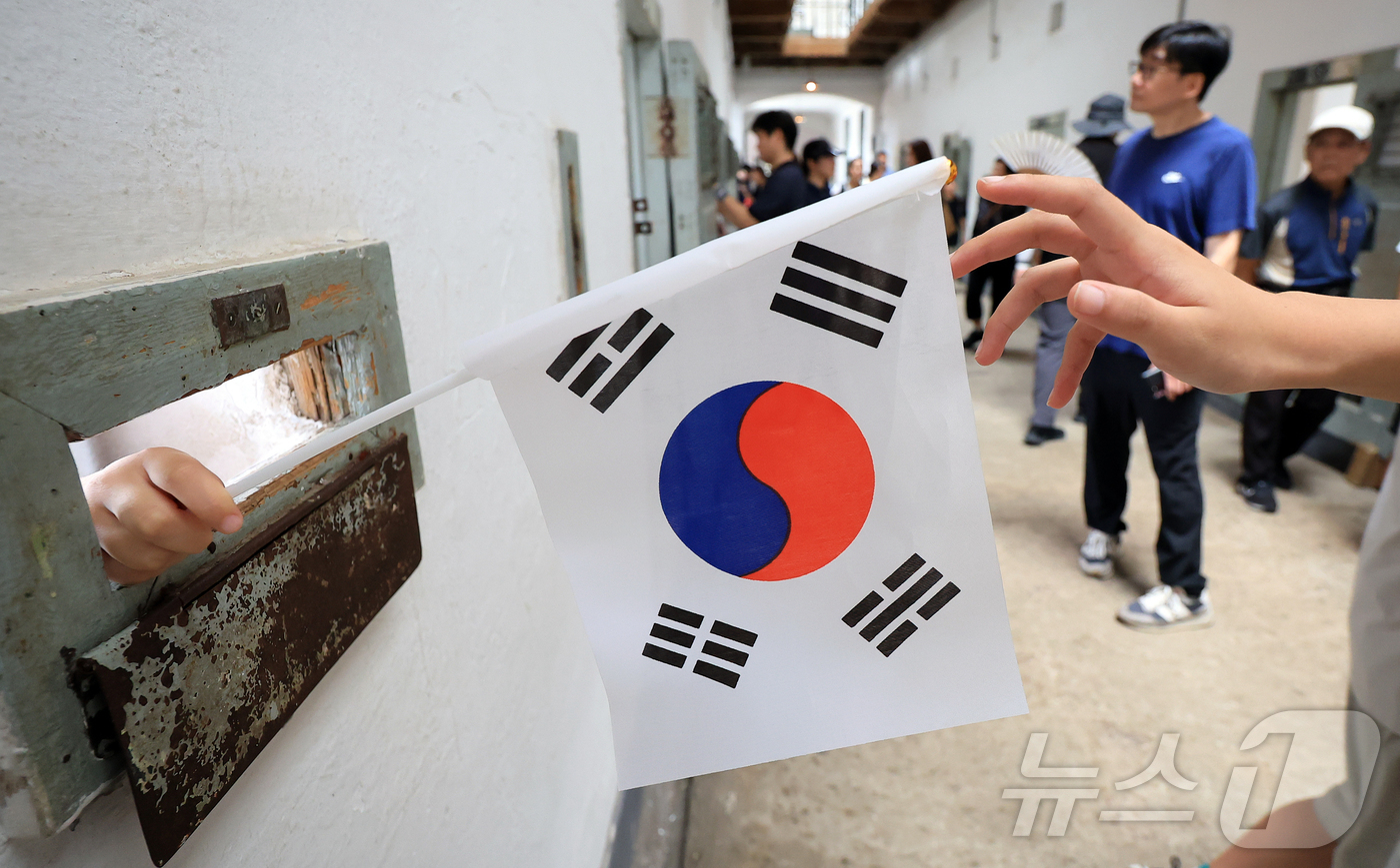 (서울=뉴스1) 김진환 기자 = 제80주년 광복절인 15일 서울 서대문형무소역사관을 찾은 관람객들이 수용동 내부를 살펴보고 있다. 2025.8.15/뉴스1