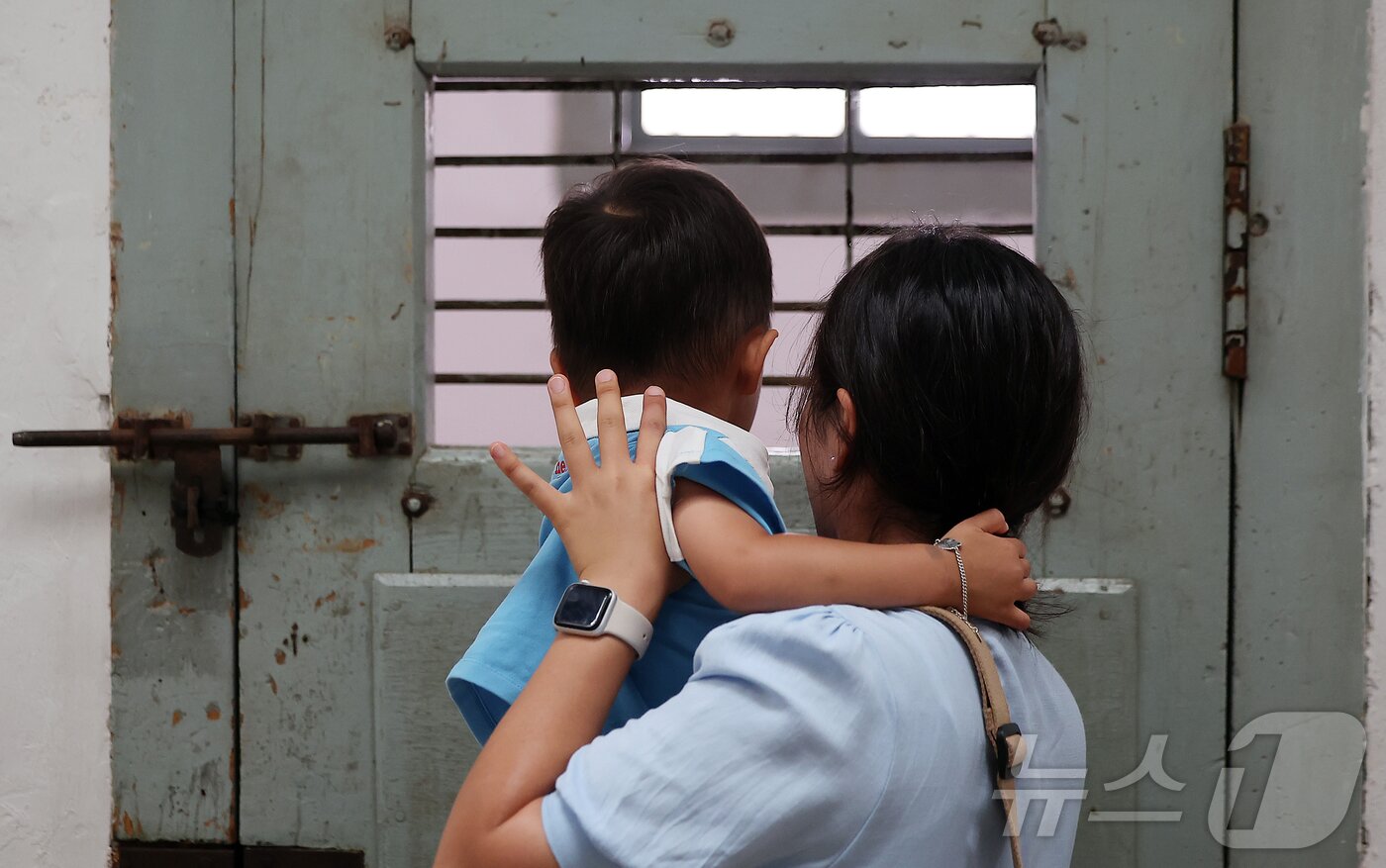 본문 이미지 - 제80주년 광복절인 15일 서울 서대문형무소역사관을 찾은 어린이들을 비롯한 관람객들이 수용동 내부를 살펴보고 있다. 2025.8.15/뉴스1 ⓒ News1 김진환 기자
