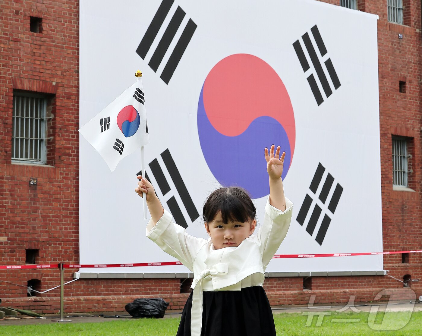 본문 이미지 - 제80주년 광복절인 15일 서울 서대문형무소역사관을 찾은 한 어린이가 대형 태극기 앞에서 &#39;대한독립만세&#39;를 외치고 있다. 2025.8.15/뉴스1 ⓒ News1 김진환 기자