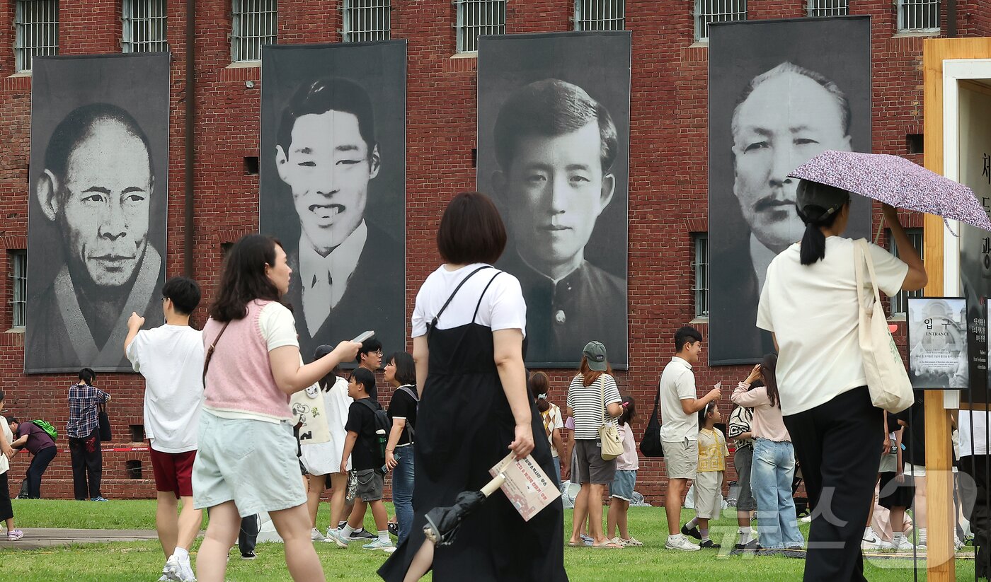 본문 이미지 - 제80주년 광복절인 15일 서울 서대문형무소역사관에 독립운동가들의 모습을 담은 현수막이 걸려 있다. 2025.8.15/뉴스1 ⓒ News1 김진환 기자