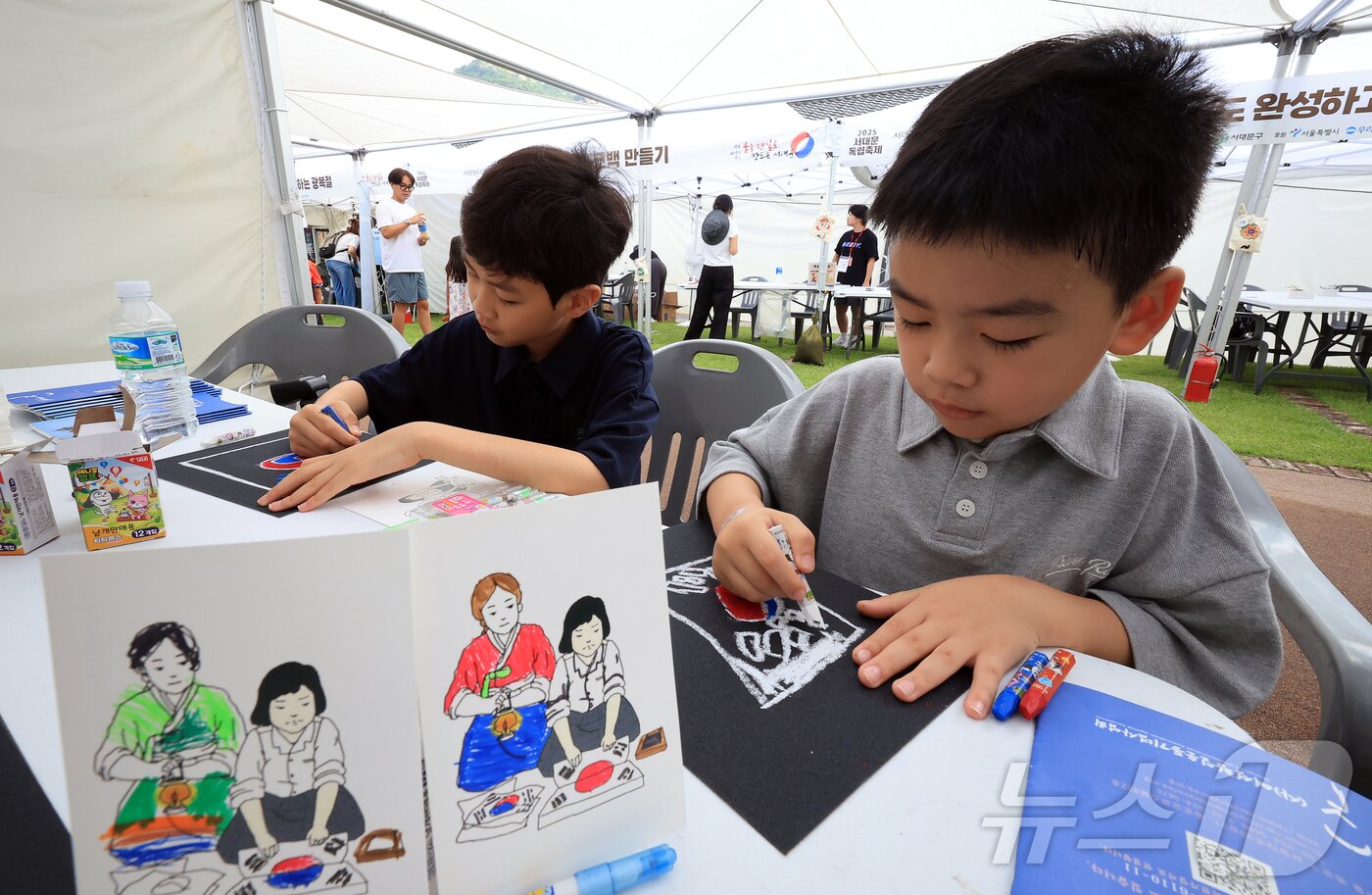 본문 이미지 - 제80주년 광복절인 15일 서울 서대문형무소역사관을 찾은 어린이들이 태극기를 그리고 있다. 2025.8.15/뉴스1 ⓒ News1 김진환 기자
