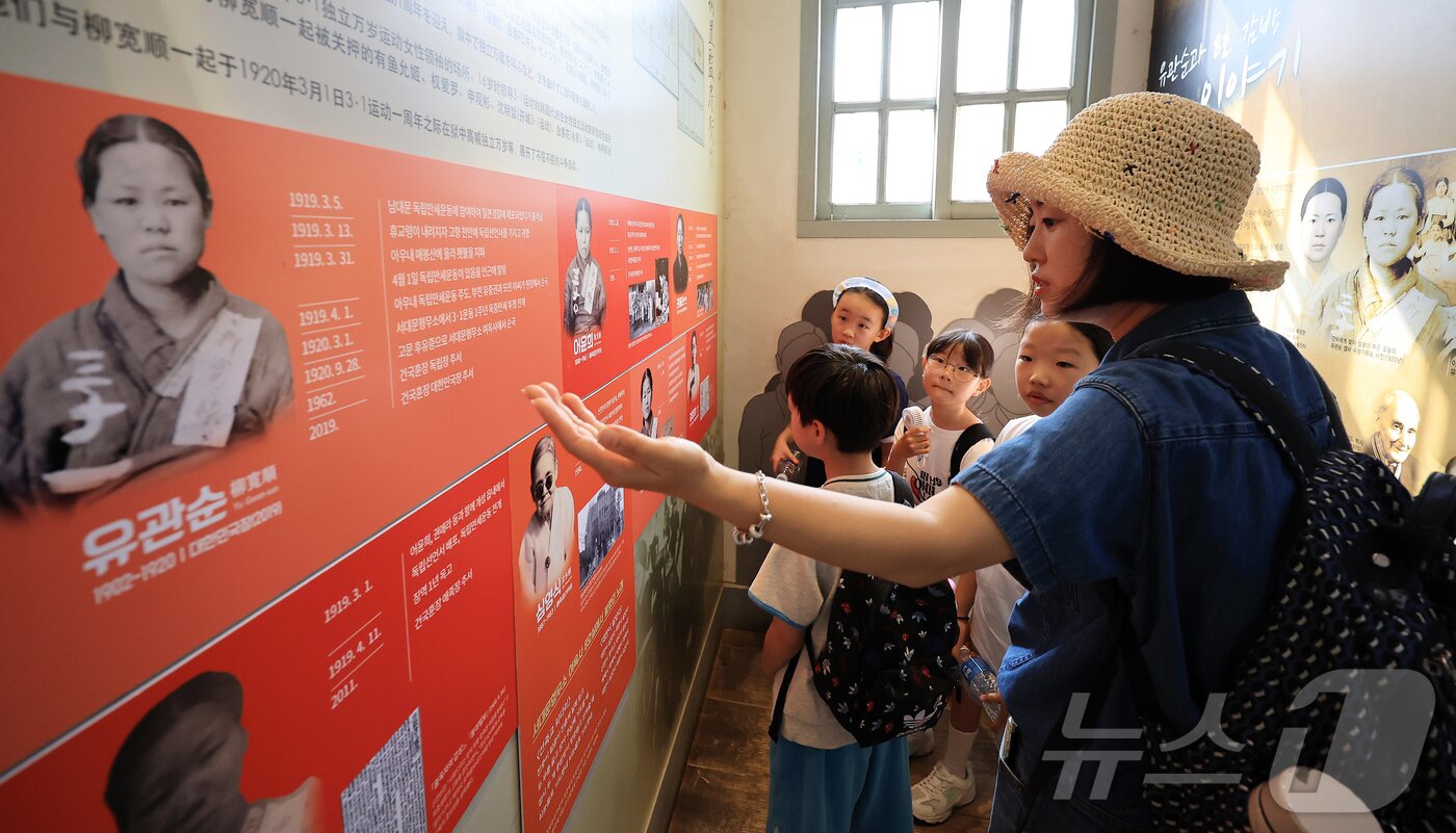 본문 이미지 - 제80주년 광복절인 15일 서울 서대문형무소역사관을 찾은 어린이들을 비롯한 관람객들이 수용동 내부를 살펴보고 있다. 2025.8.15/뉴스1 ⓒ News1 김진환 기자